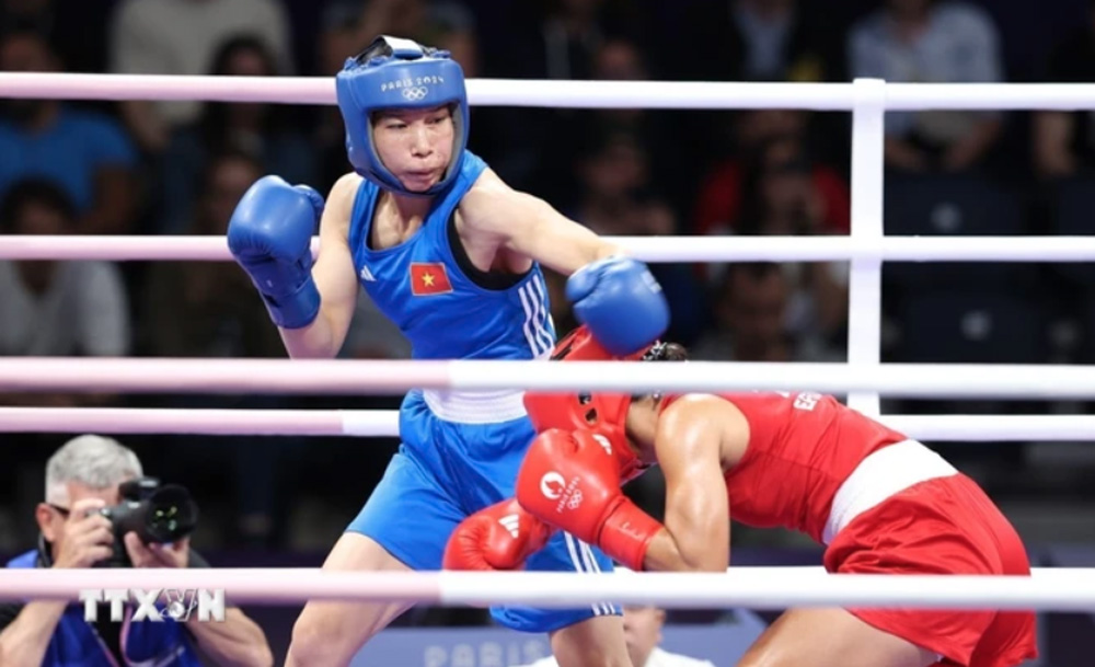 Võ sỹ boxing Hà Thị Linh thực hiện cú phản đòn bằng tay trái trước đối thủ Feofaaki Epenisa