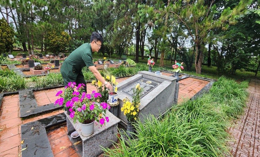 Dâng hương, hoa tại các phần mộ Anh hùng - Liệt sĩ tại Nghĩa trang liệt sĩ thành phố Bảo Lộc