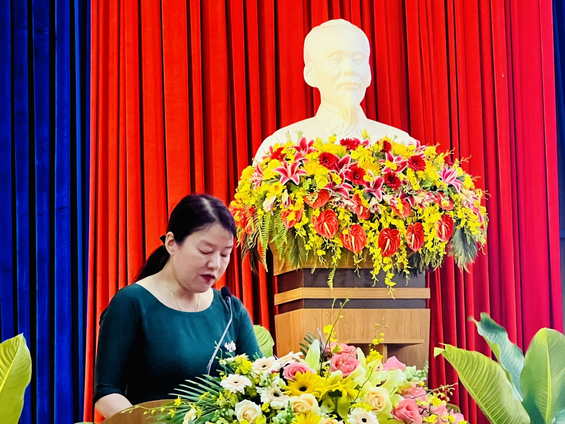 Phó Chủ tịch UBND TP Đà Lạt Trần Thị Vũ Loan báo cáo kỳ họp về tình hình thực hiện kế hoạch kinh tế - xã hội 6 tháng đầu năm 