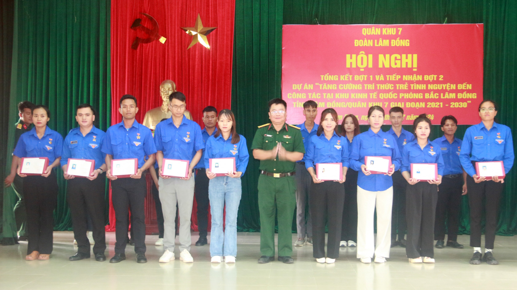Đại tá Hoàng Việt Thắng - đại diện Cục Kinh tế, Bộ Quốc phòng trao Giấy chứng nhận cho đội viên trí thức trẻ tình nguyện