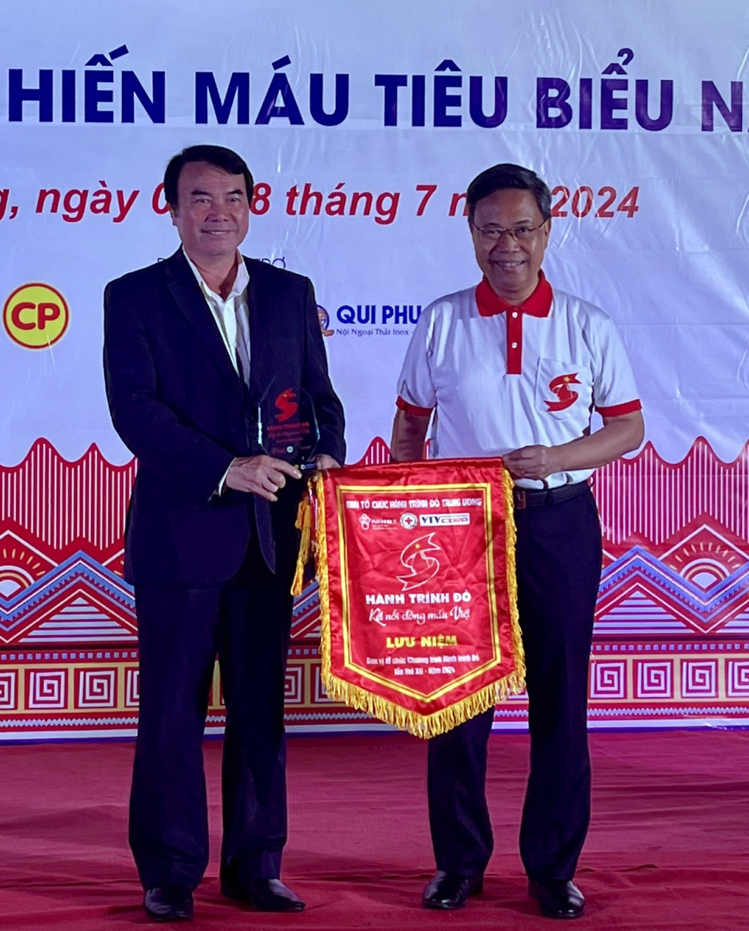 Ông Phạm S - Phó Chủ tịch UBND tỉnh, Trưởng Ban chỉ đạo vận động hiến máu tình nguyện tỉnh Lâm Đồng trao tặng Cờ lưu niệm cho lãnh đạo Viện Huyết học và Truyền máu Trung ương