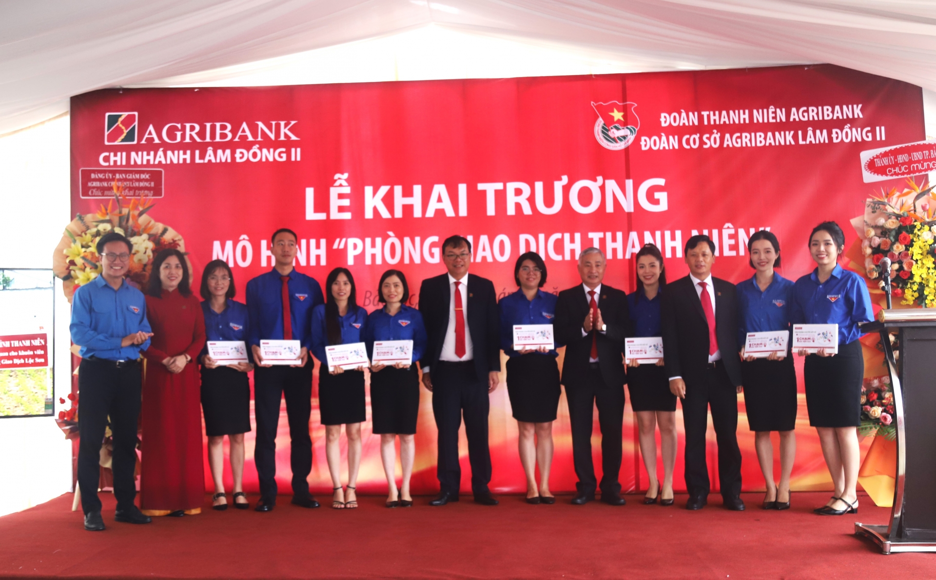 Lãnh đạo Agribank chi nhánh Lâm Đồng II trao máy tính bảng cho cán bộ, nhân viên tại Phòng giao dịch thanh niên