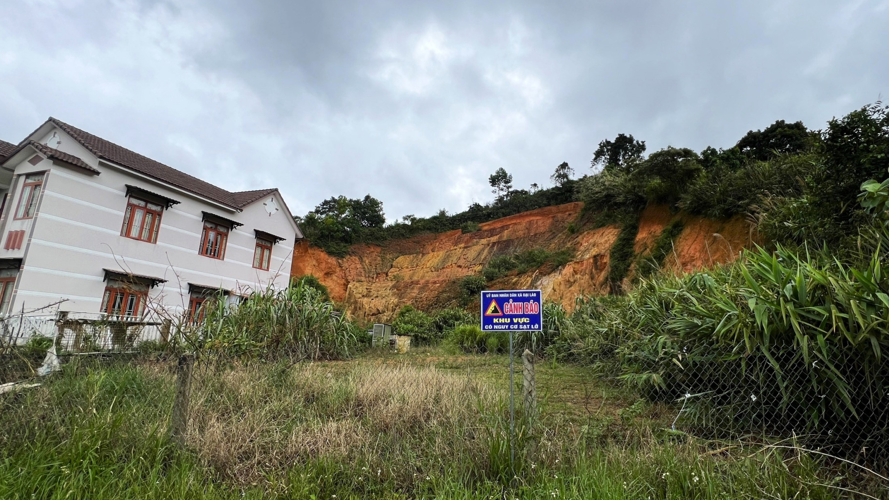 Tại xã Đại Lào đã có 3 hộ dân nằm trong vùng nguy cơ cao xảy ra sạt lở đất tại Thôn 6 đã di dời đến nơi an toàn