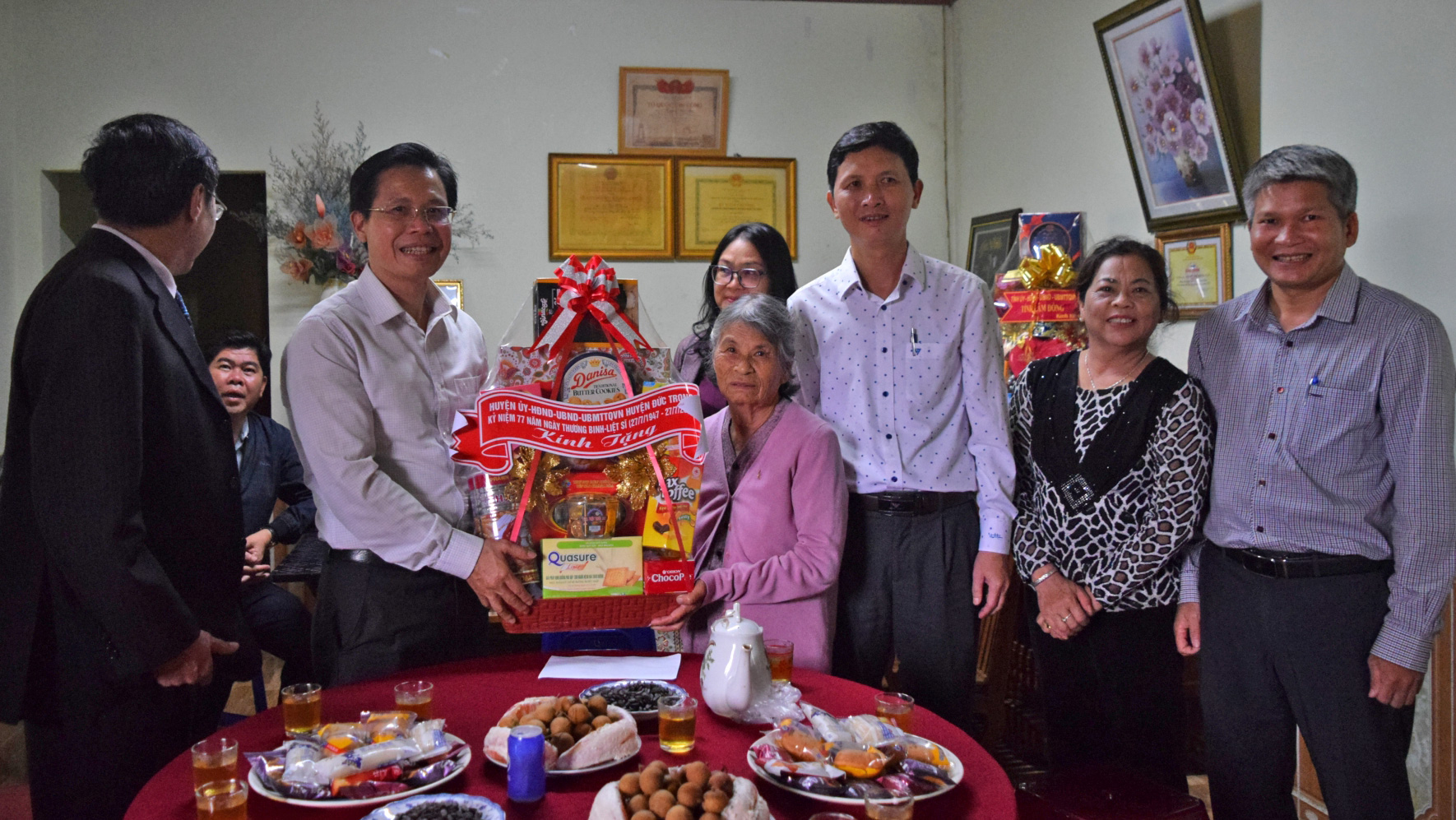 Đồng chí Trần Trung Hiếu - Bí thư Huyện ủy Đức Trọng, trao quà cho bà Lê Thị Nhung