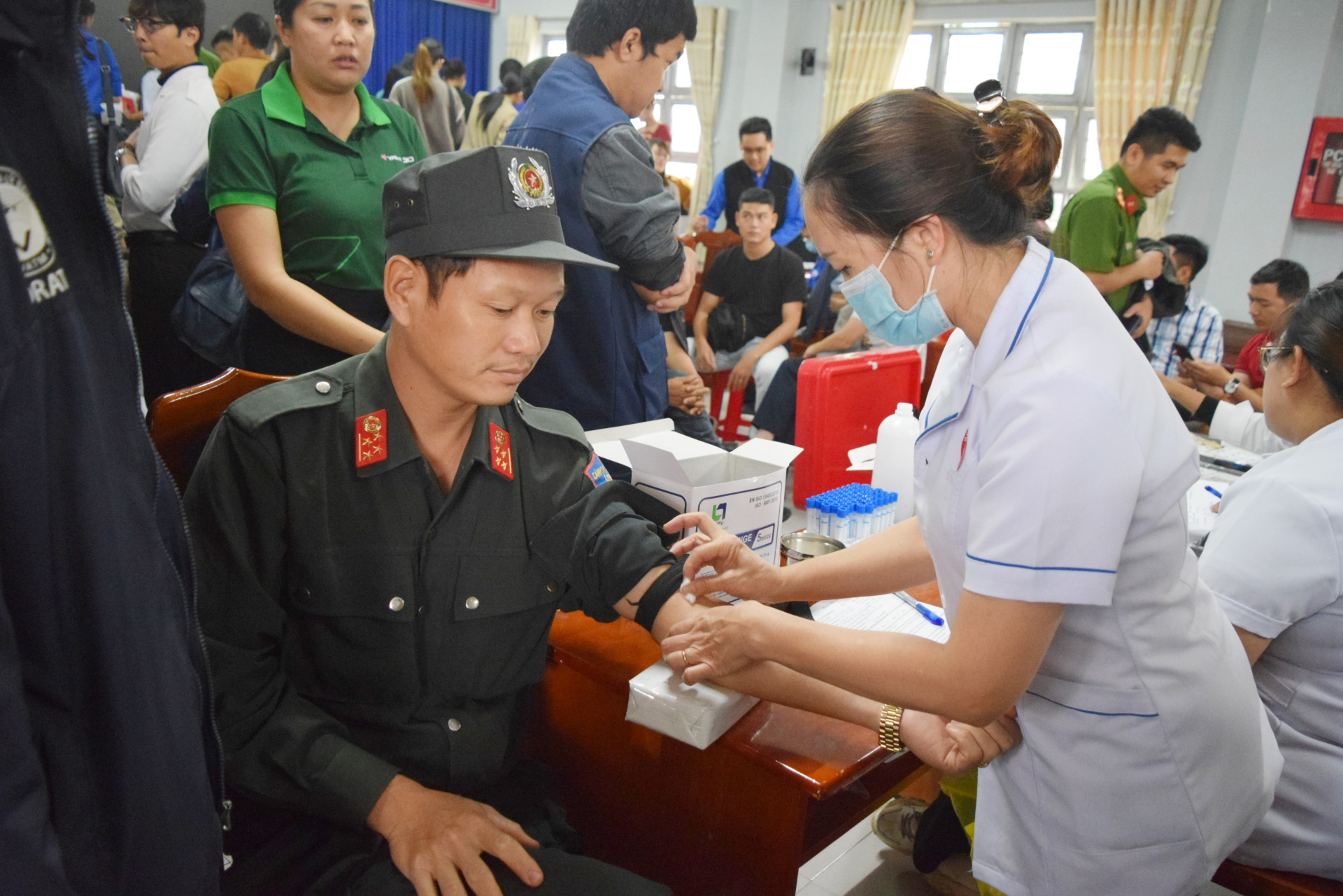 Các chiến sĩ Tiểu đoàn Cảnh sát cơ động số 3 tham gia hiến máu tình nguyện