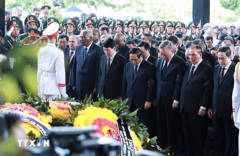 Các đồng chí lãnh đạo, nguyên lãnh đạo Đảng, Nhà nước, đại biểu trong nước và quốc tế mặc niệm Tổng Bí thư Nguyễn Phú Trọng