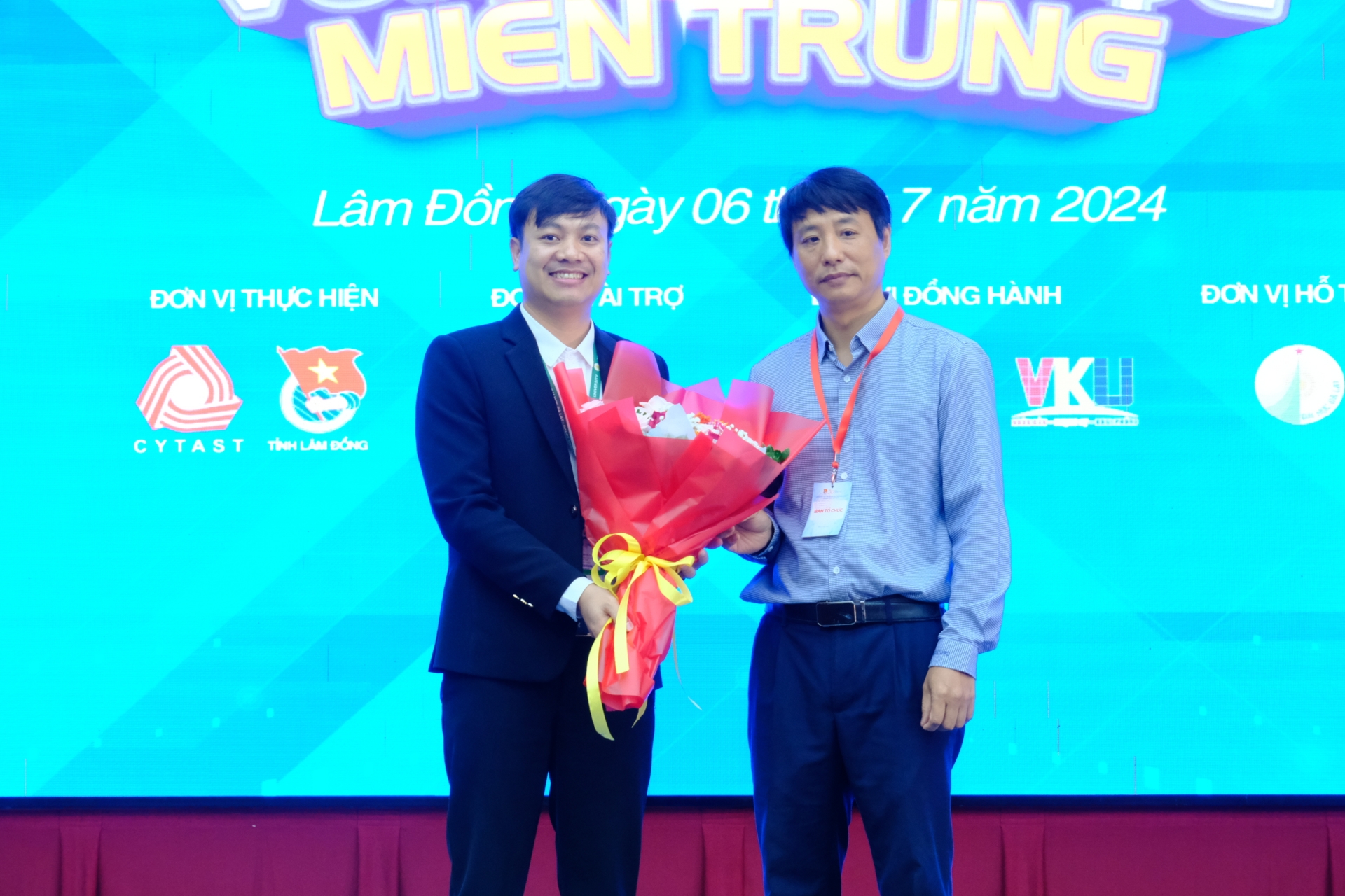 Nguyễn Sỹ Vinh, Trưởng phòng KHCN, Trung tâm Phát triển KHCN và Tài năng trẻ, đơn vị thường trực Ban Tổ chức Hội thi lên trao bó hoa thay lời cảm ơn của Ban Tổ chức