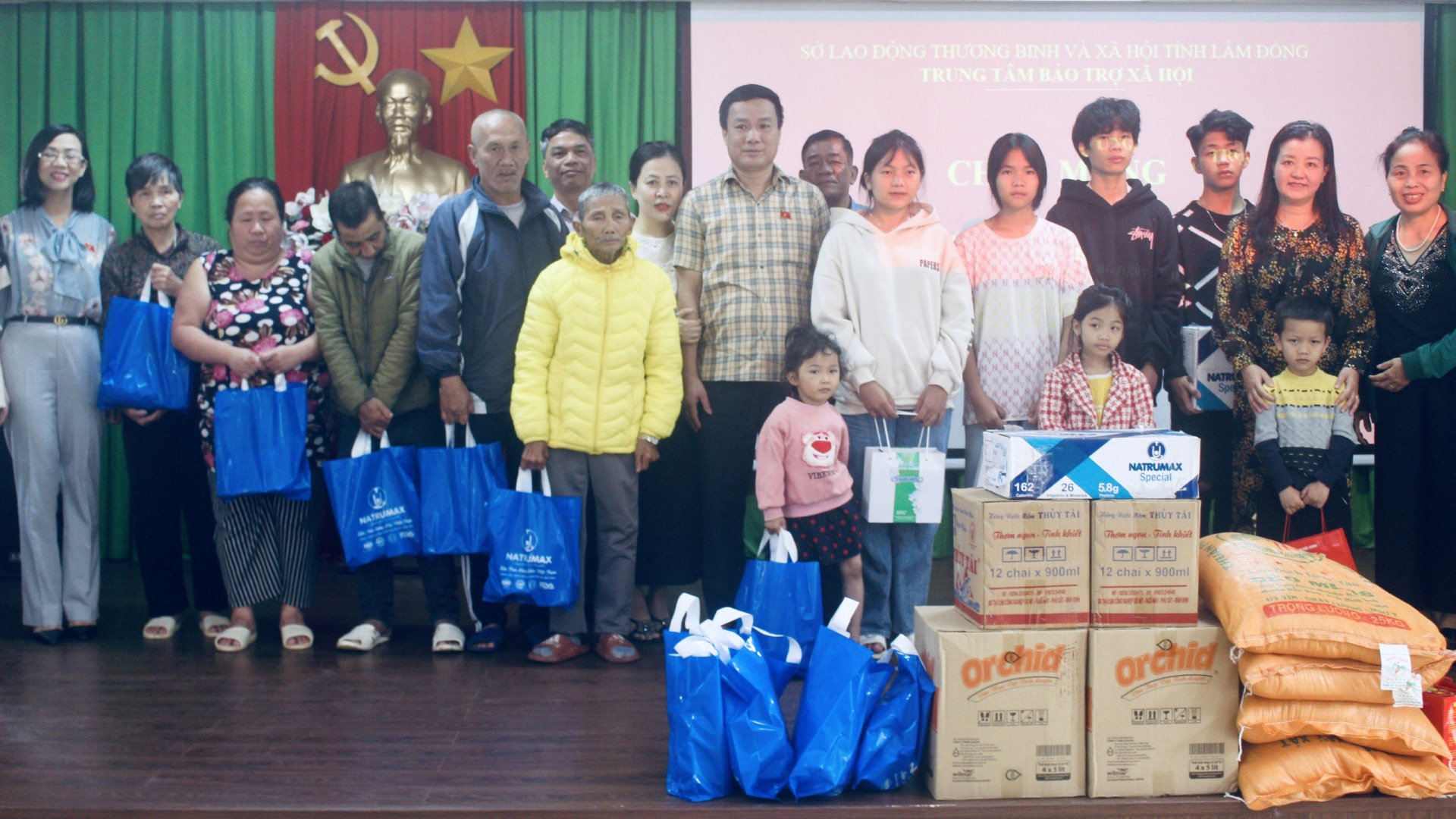 Đoàn thăm, tặng quà tại Trung tâm Bảo trợ xã hội tỉnh Lâm Đồng