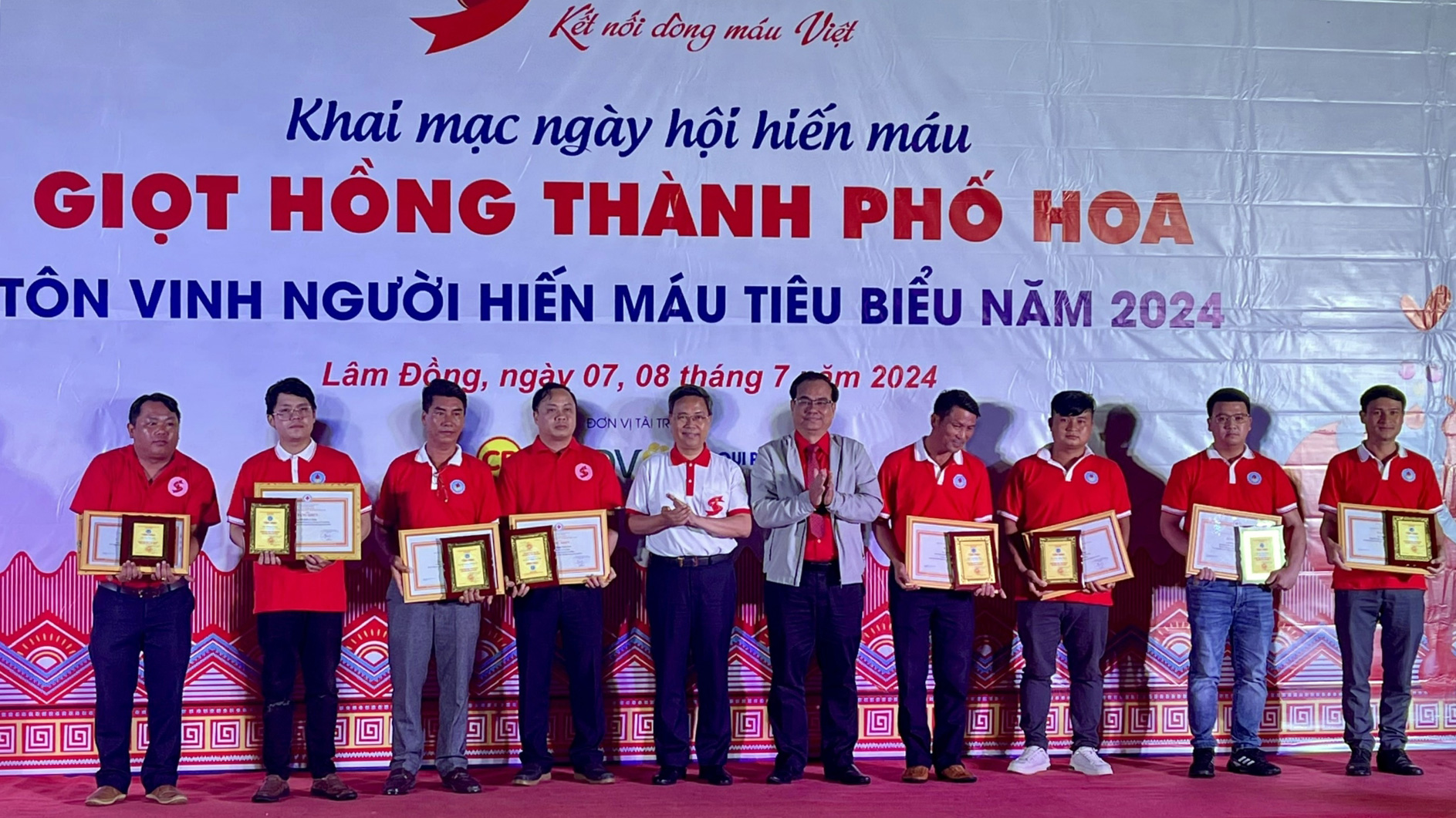 Trao tặng Bằng khen và biểu trưng của Trung ương Hội Chữ thập đỏ Việt Nam cho 10 cá nhân tiêu biểu trong phong trào HMTN