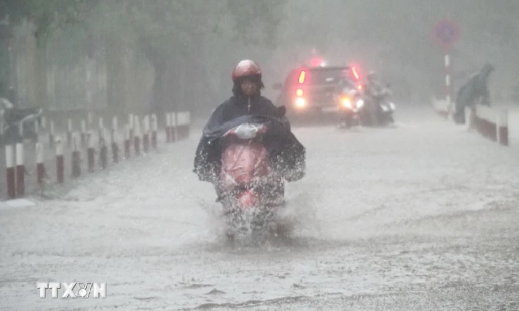 Thủ đô Hà Nội có mưa dông, Long Biên và Gia Lâm cục bộ có mưa to