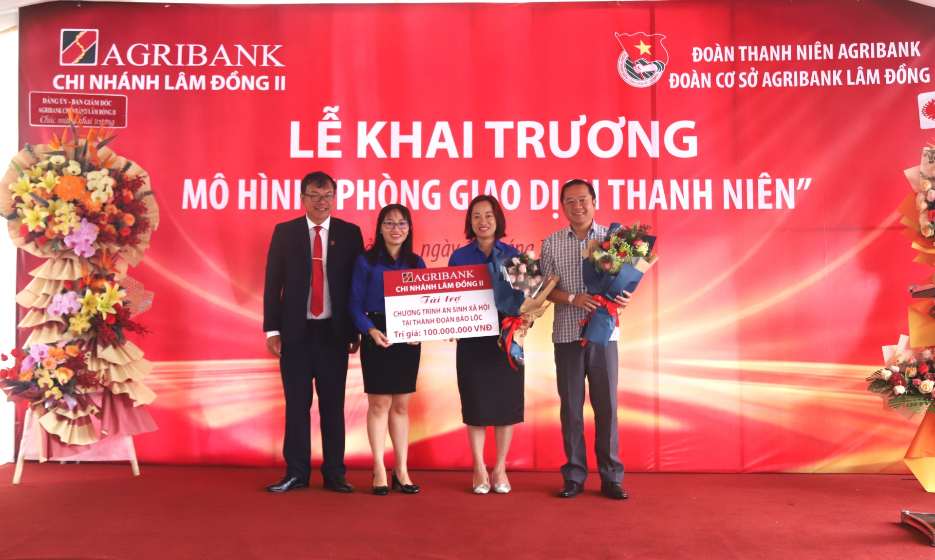 Agribank chi nhánh Lâm Đồng II trao công trình an sinh xã hội trị giá 100 triệu đồng cho Thành Đoàn Bảo Lộc