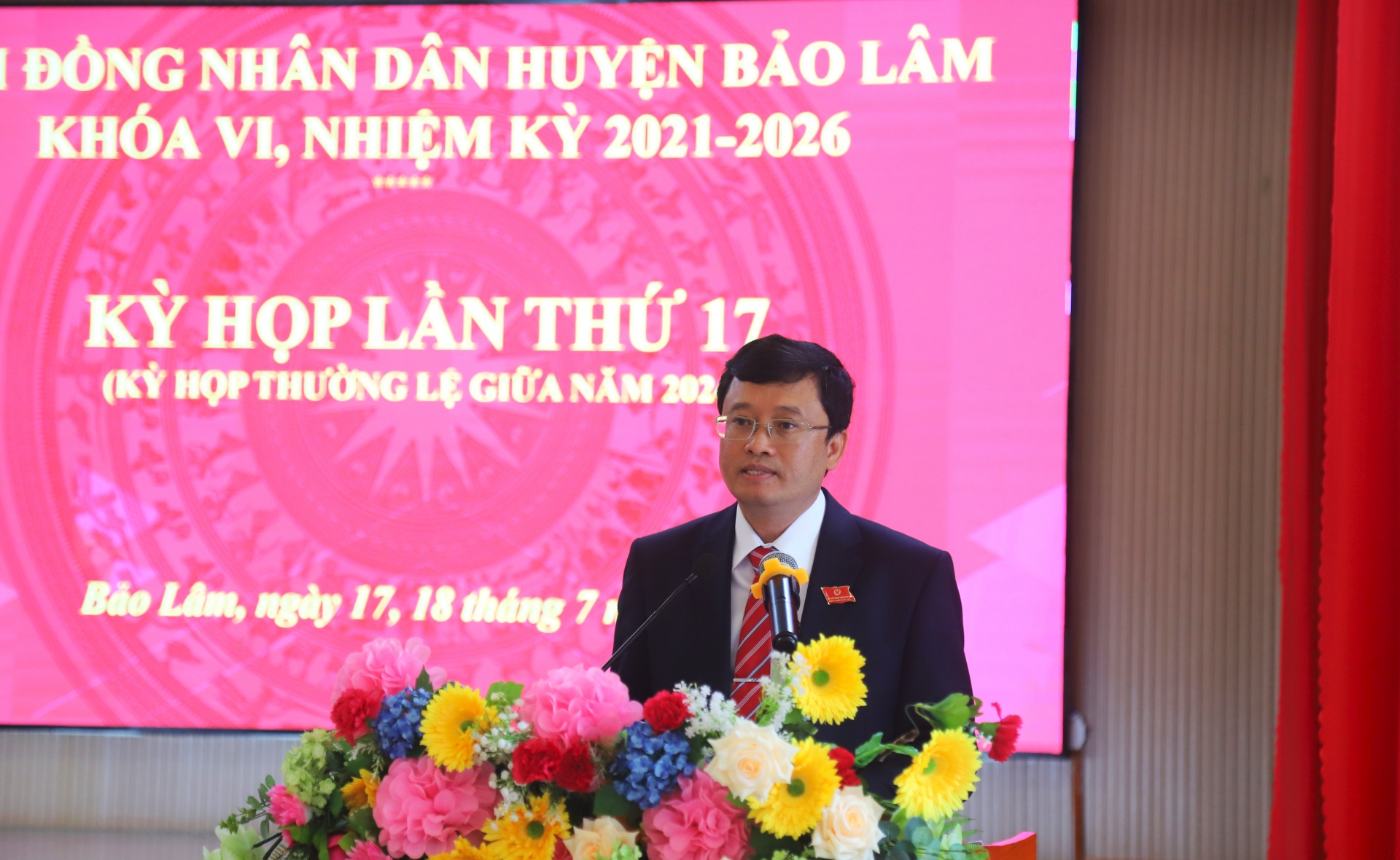 Chủ tịch UBND huyện Bảo Lâm Trương Hoài Minh tiếp thu, giải trình các ý kiến chất vấn của cử tri tại Kỳ họp