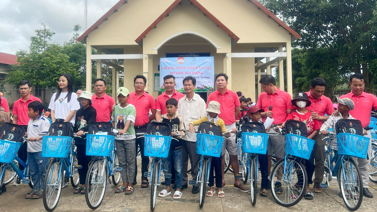 Nhà tài trợ trao xe đạp và quà cho các em học sinh