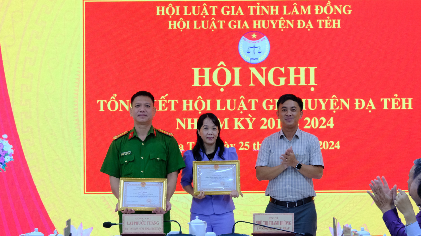 Đồng chí Phan Đức Thái - Phó Bí thư Thường trực Huyện ủy Đạ Tẻh trao khen thưởng của UBND huyện cho các tập thể, cá nhân
