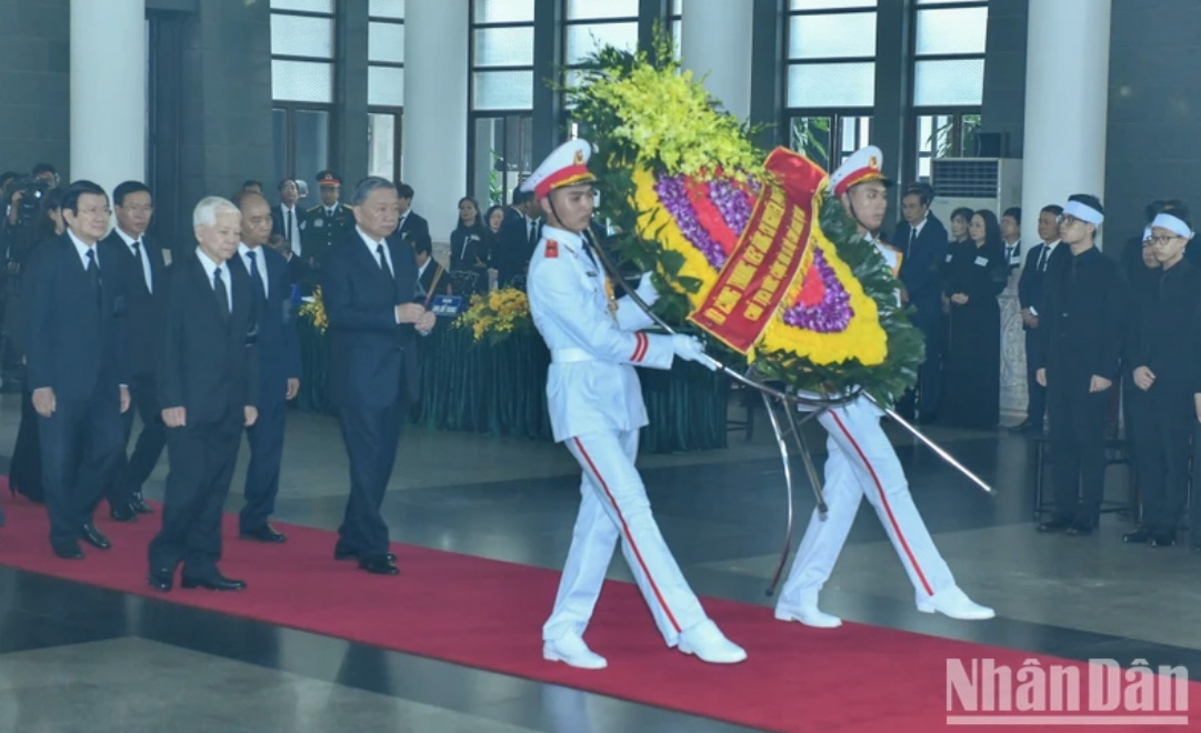 Đoàn Chủ tịch nước do đồng chí Tô Lâm, Ủy viên Bộ Chính trị, Chủ tịch nước làm Trưởng đoàn vào viếng và chia buồn cùng gia đình