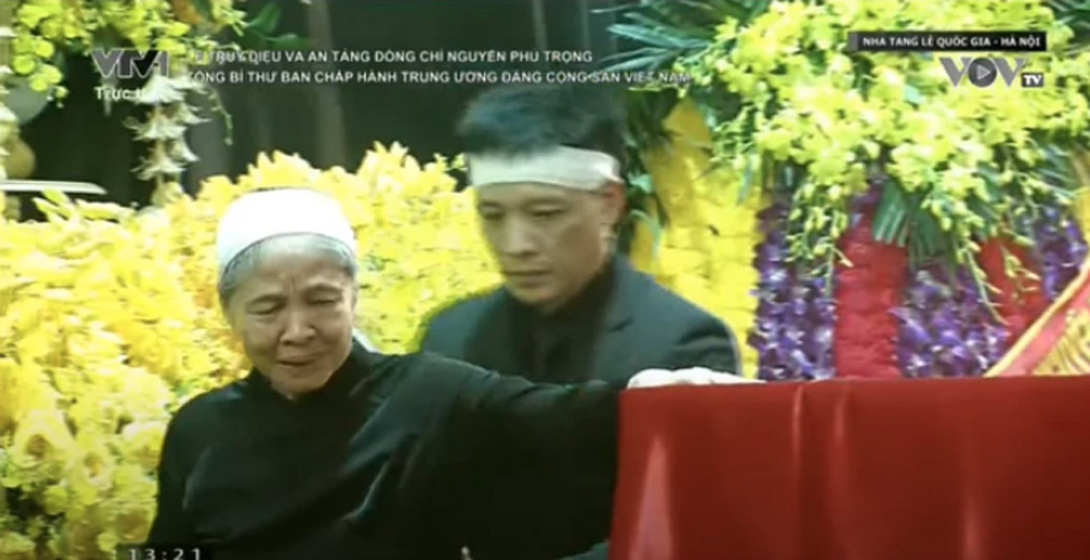 Gia đình đi vòng quanh linh cữu Tổng Bí thư Nguyễn Phú Trọng lần cuối
