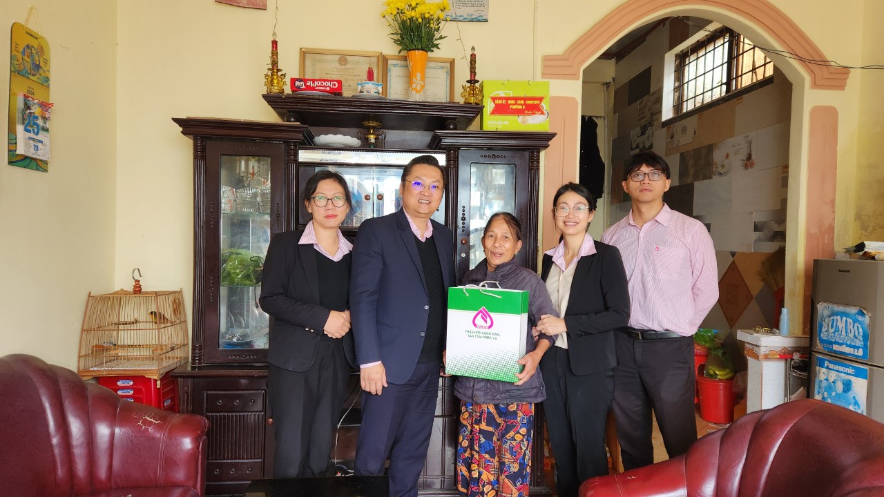 Ông Nguyễn Hữu Quang – Phó Giám đốc, Chủ tịch CĐCS NHCSXH tỉnh Lâm Đồng trao quà cho bà Đinh Thị Cúc – là vợ liệt sĩ, đang ở tại phường 6 thành phố Đà Lạt