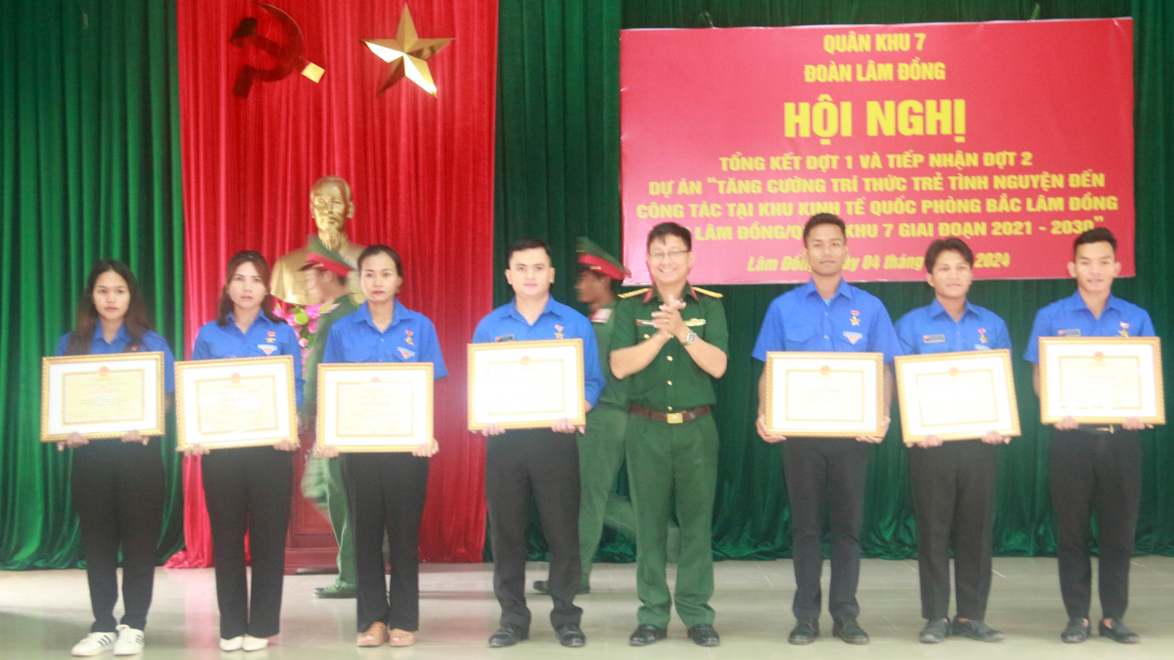 Trung tá Nguyễn Trọng Thúy – Bí thư Đảng ủy, Chính trị viên Đoàn KTQP Lâm Đồng trao tặng Giấy khen cho các cá nhân xuất sắc