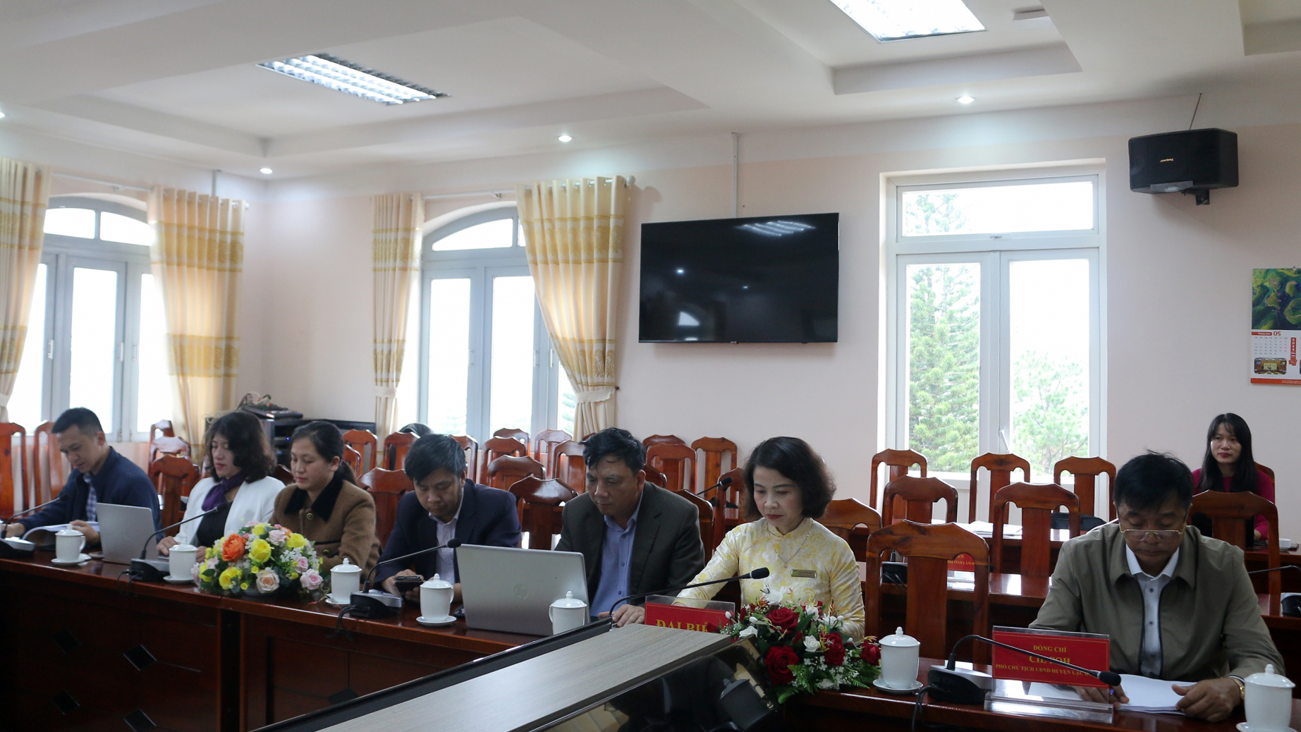 Lãnh đạo UBND các huyện và giảng viên Trường Chính trị tỉnh, Trường Đại học Đà Lạt tham dự hội thảo