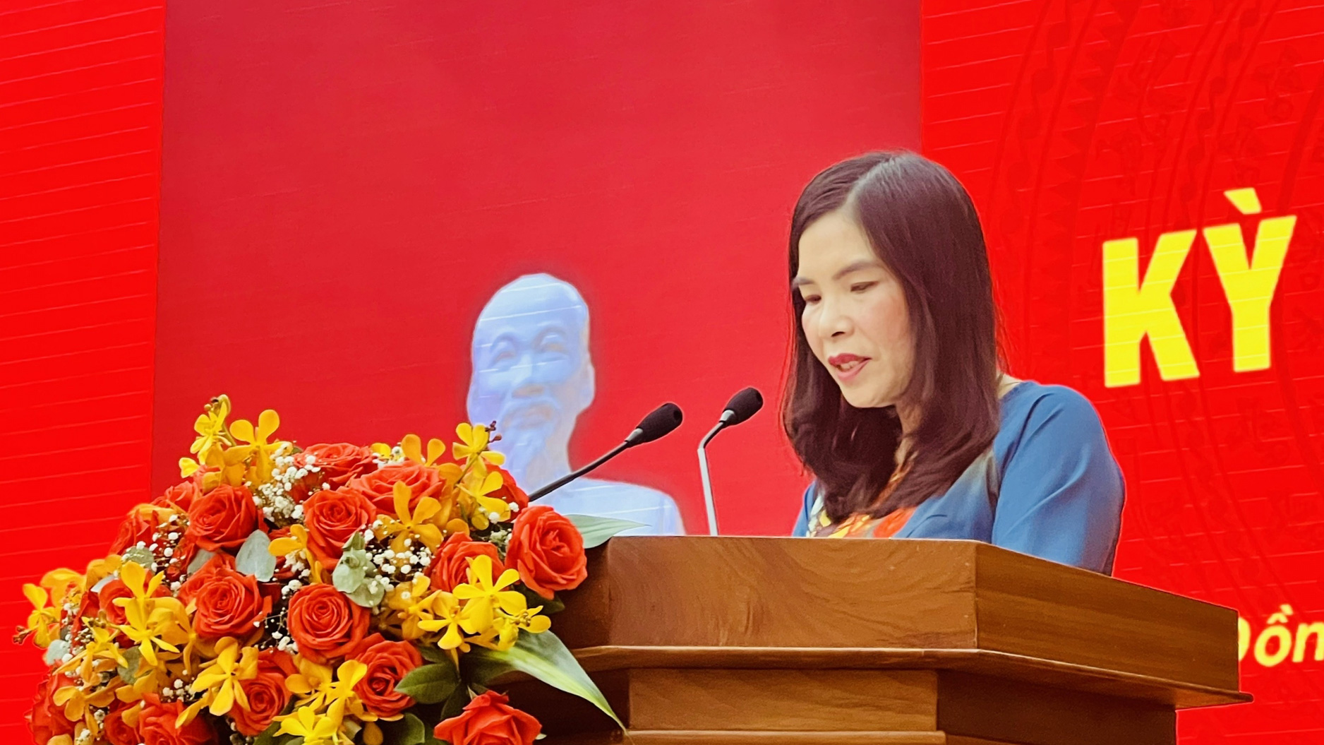 Giám đốc Sở Tài chính Phạm Thị Tường Vân trình bày dự thảo nghị quyết