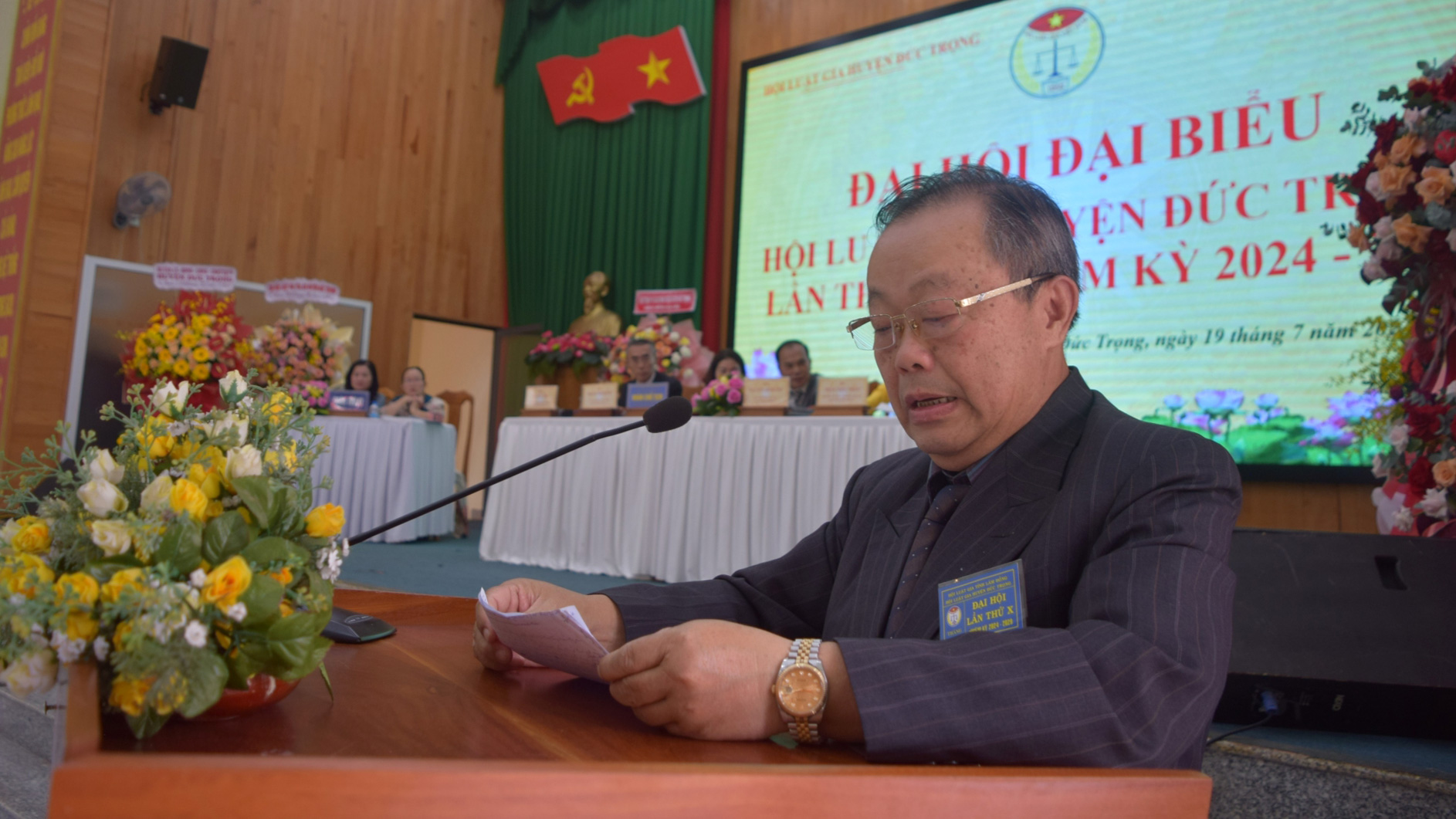 Ông Nguyễn Đức Hưng - Ủy viên Trung ương Hội Luật gia Việt Nam - Chủ tịch Hội Luật gia tỉnh, phát biểu tại Đại hội