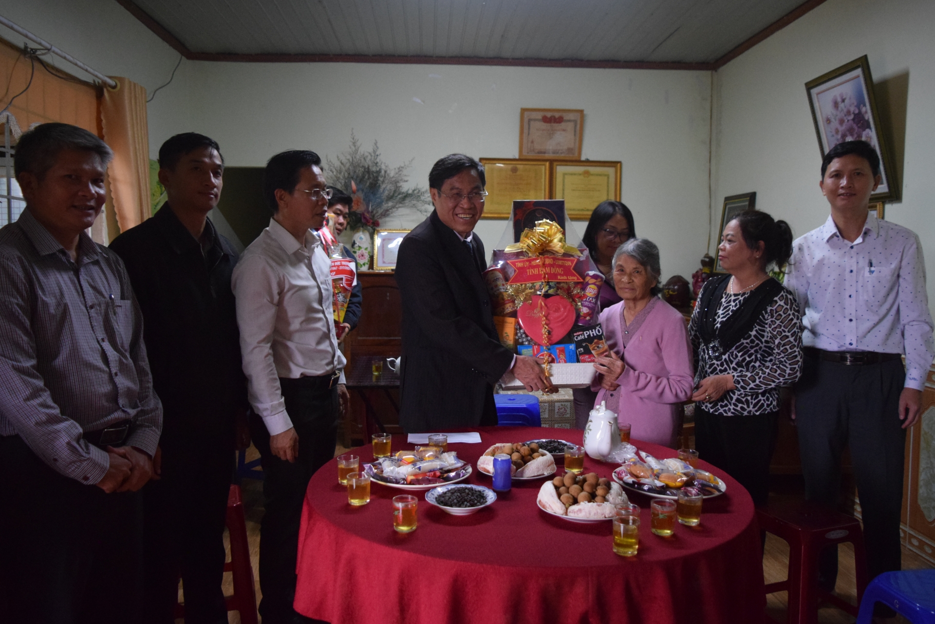 Phó Chủ tịch UBND tỉnh Võ Ngọc Hiệp thăm, tặng quà gia đình người có công tại huyện Đức Trọng