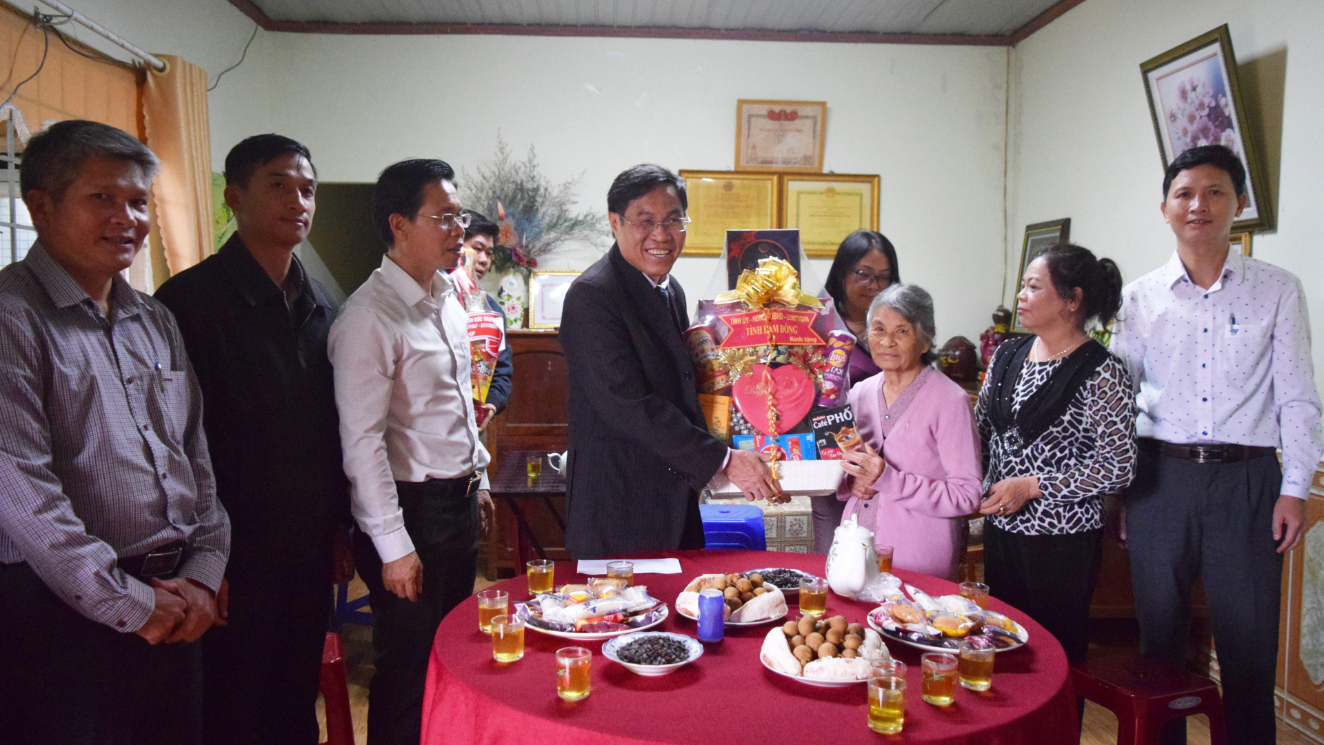 Đồng chí Võ Ngọc Hiệp trao quà cho bà Lê Thị Nhung