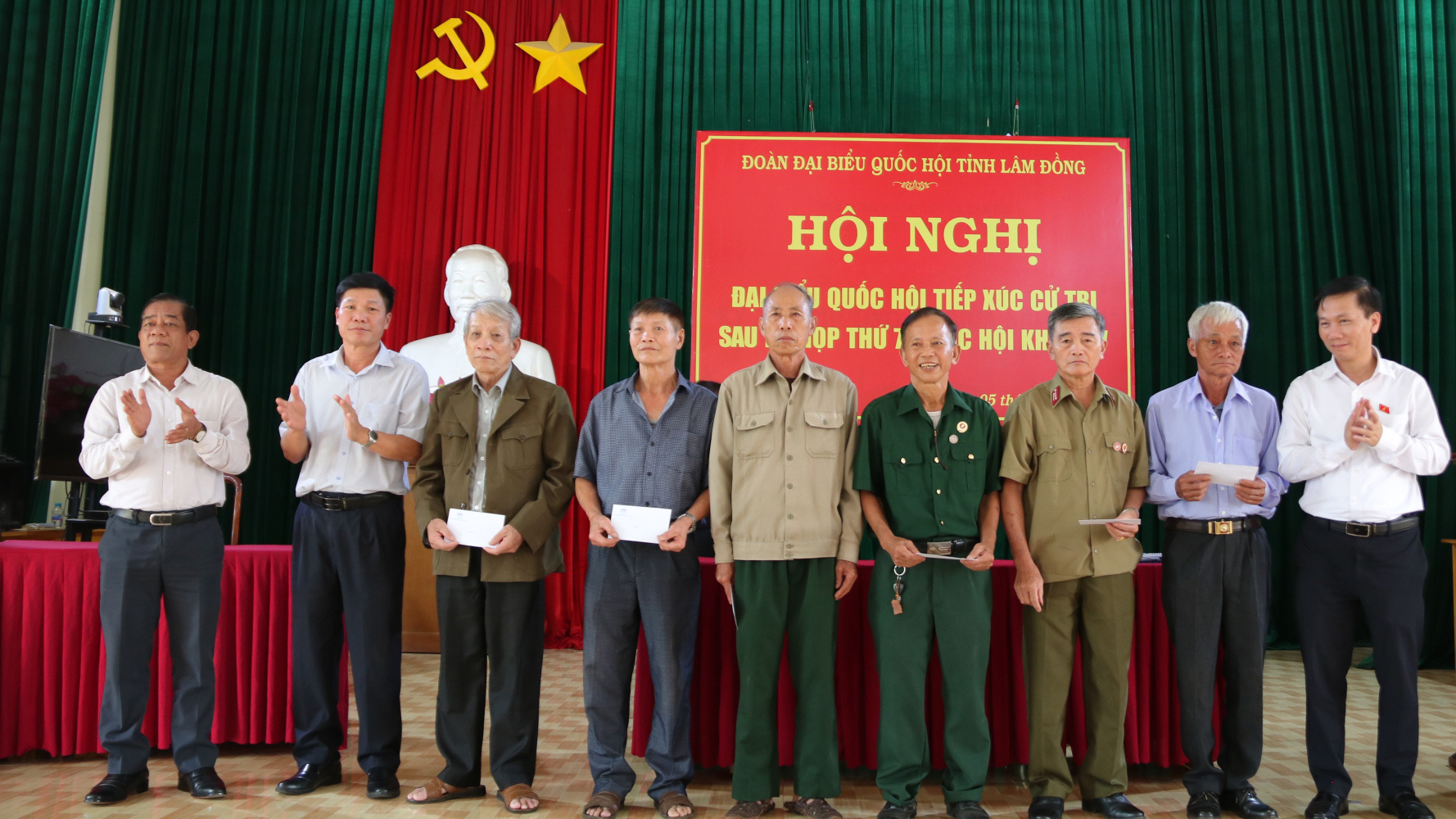 Đoàn ĐBQH tỉnh Lâm Đồng tặng quà cho các gia đình chính sách