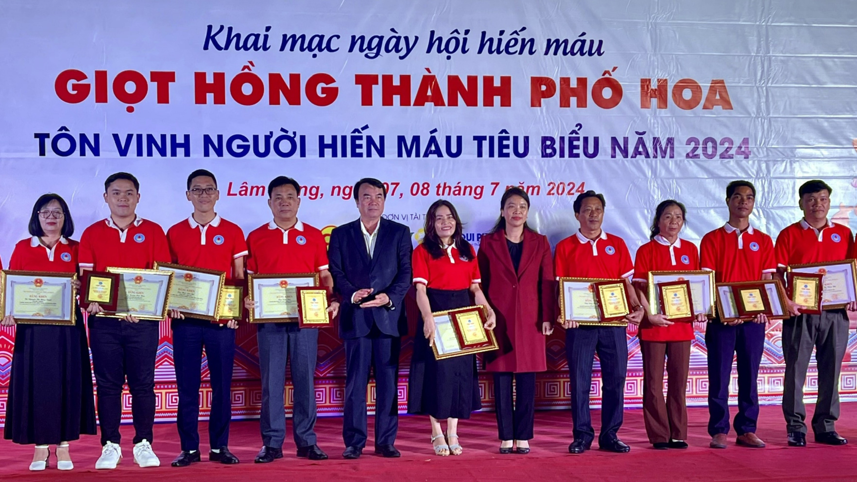 UBND tỉnh Lâm Đồng tặng Bằng khen và biểu trưng cho 18 tập thể, cá nhân có thành tích xuất sắc trong phong trào HMTN