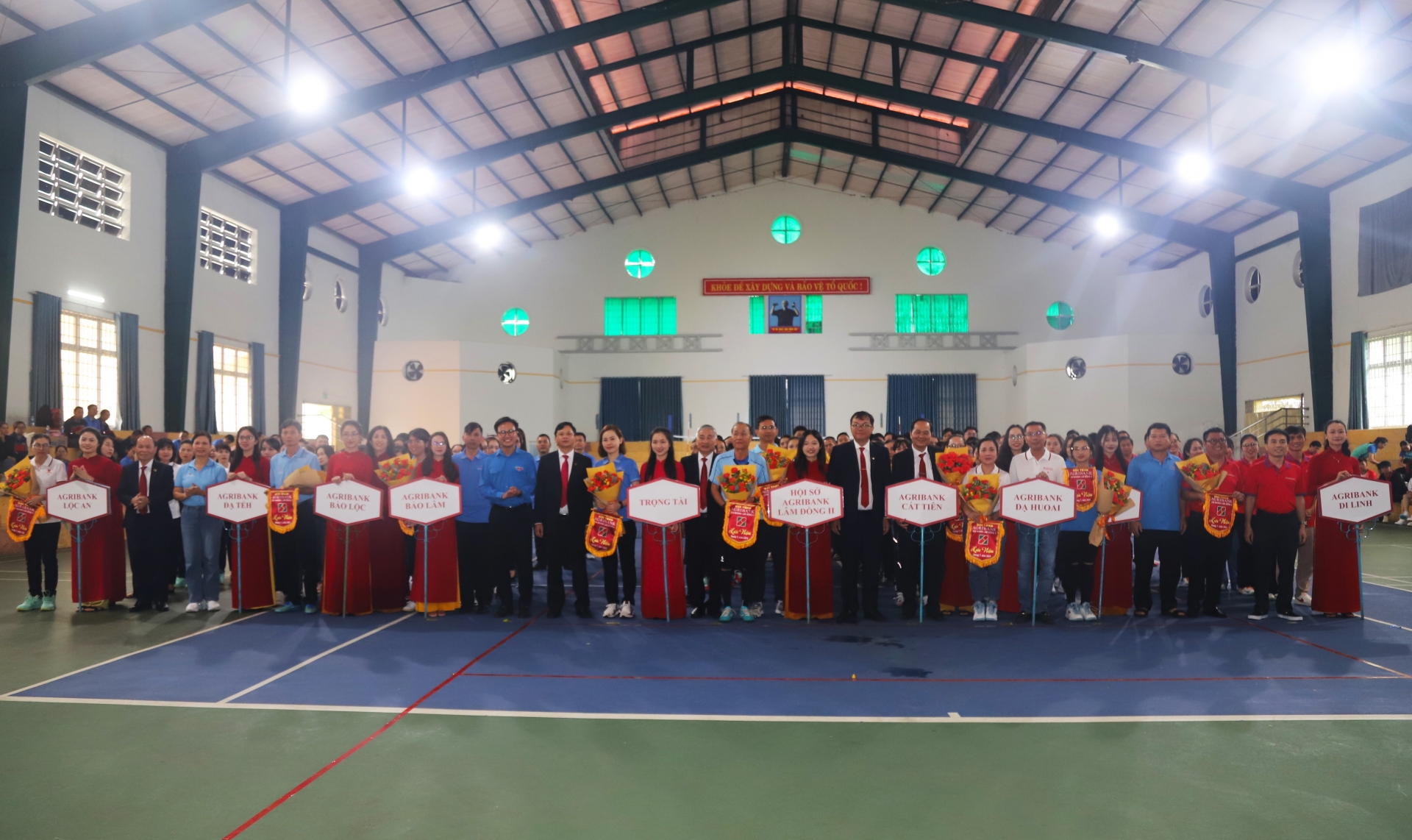 Lãnh đạo Agribank chi nhánh Lâm Đồng II trao cờ lưu niệm cho các đơn vị tham gia Hội thao