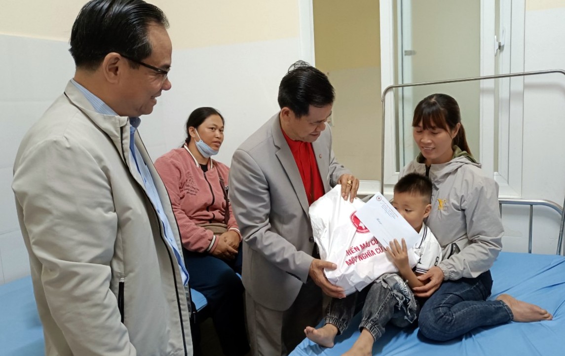 Thăm tặng quà cho các bệnh nhi đang điều trị tại BVĐK Lâm Đồng