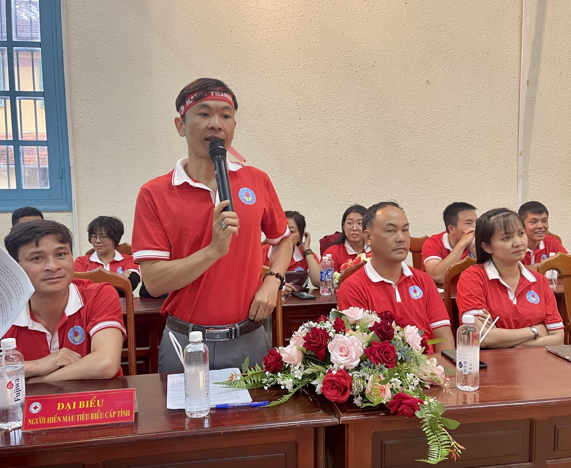 Đại biểu hiến máu, ông Nguyễn Trung Niệm (Bảo Lộc) 57 lần hiến máu chia sẻ tại buổi tọa đàm