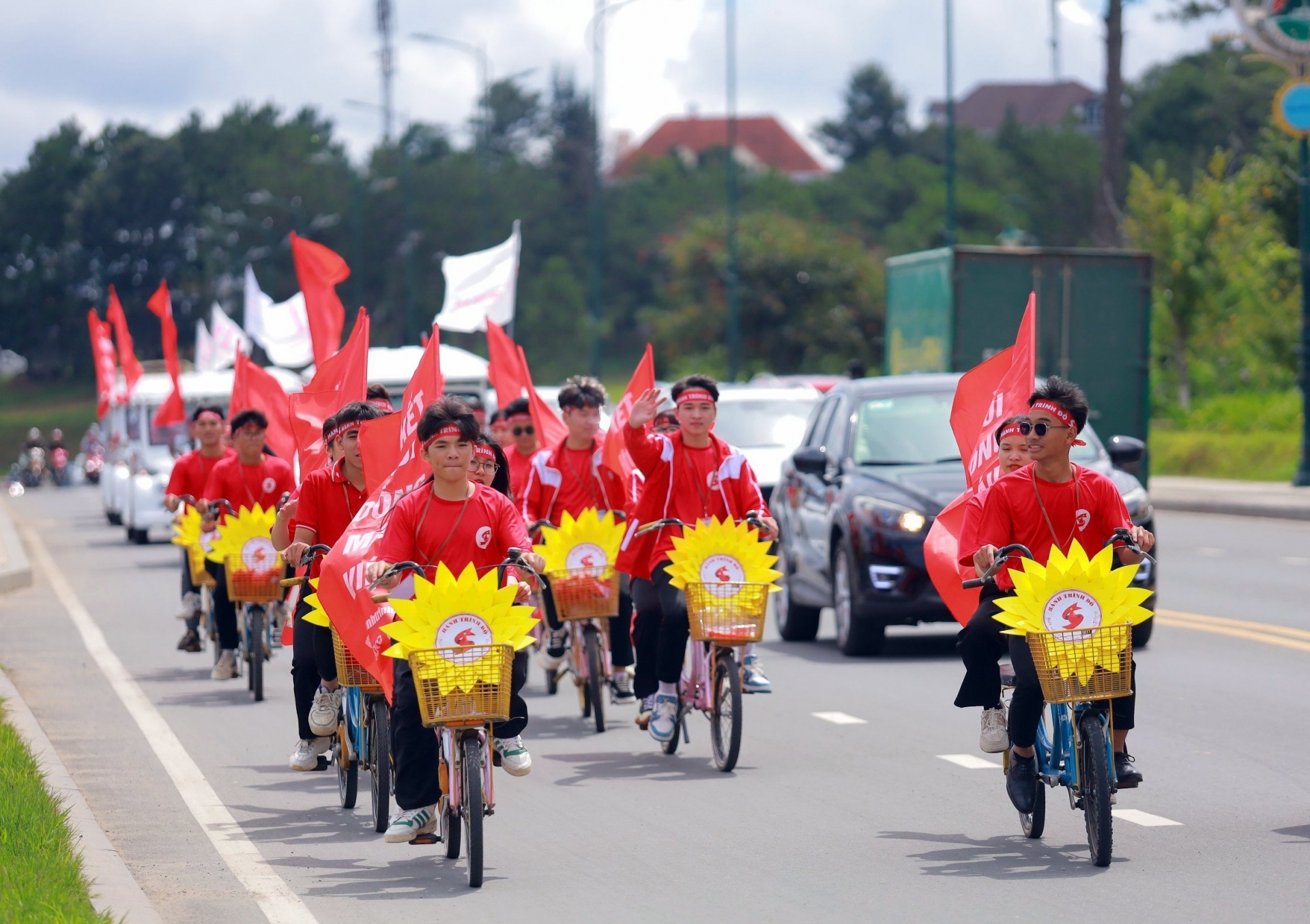Các tình nguyện viên Hành trình đỏ diễu hành xe đạp đôi tại TP Đà Lạt