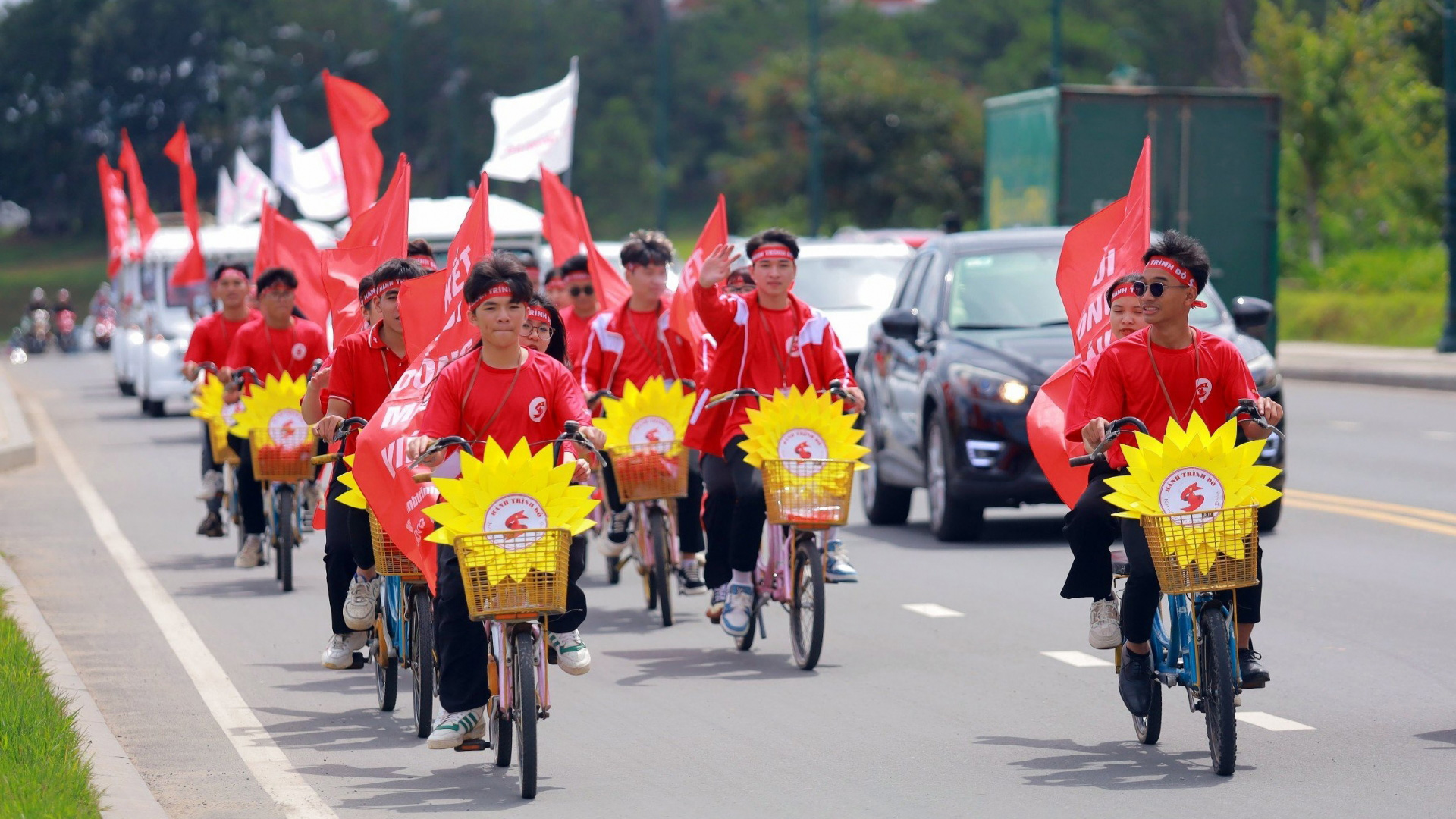Diễu hành xe đạp đôi tuyên truyền về Hành trình đỏ - Ngày hội hiến máu ''Giọt hồng thành phố Hoa''