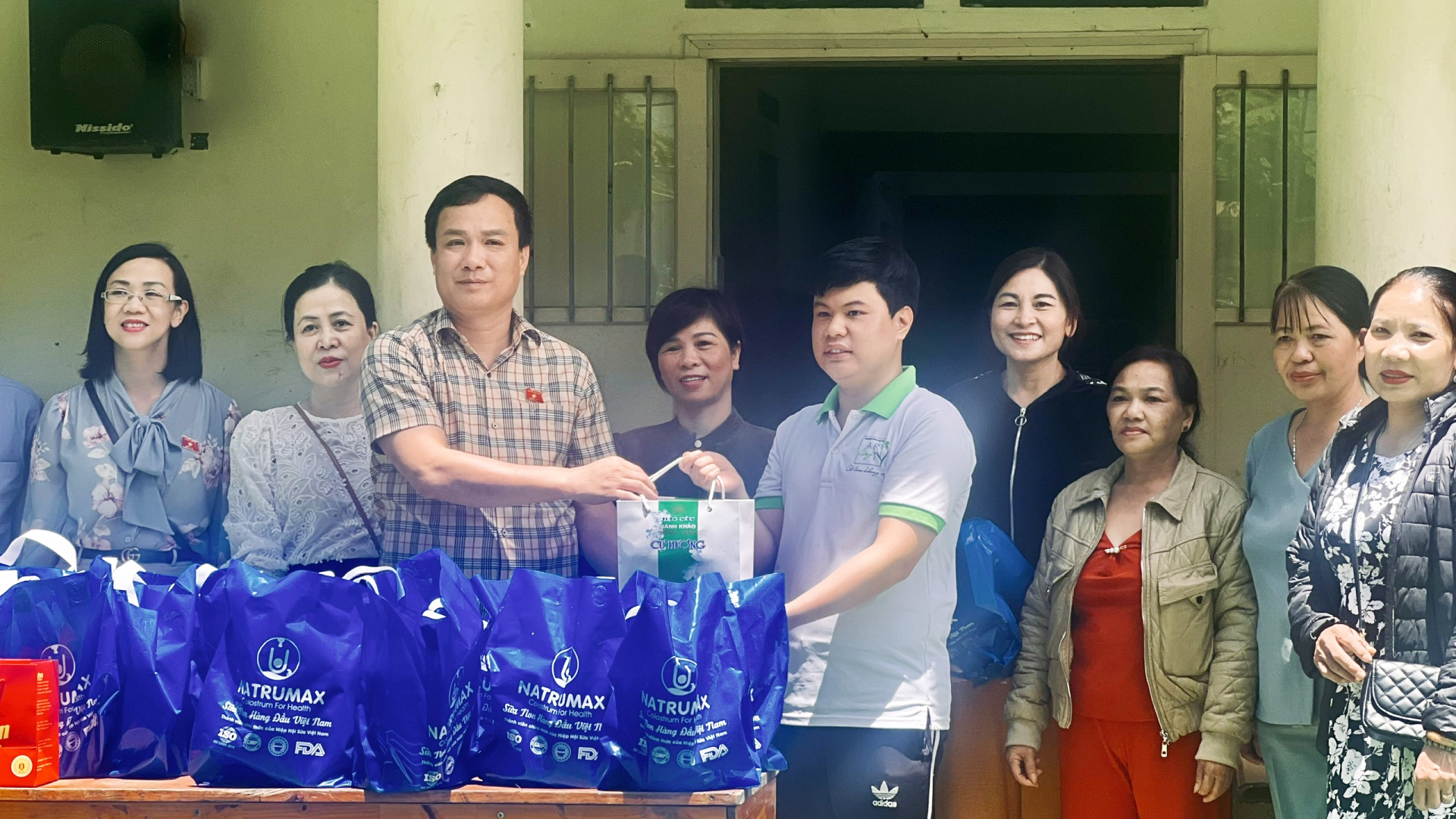 Đoàn đến thăm, tặng quà cho cán bộ, giáo viên và học sinh trường Khiếm thính tỉnh Lâm Đồng