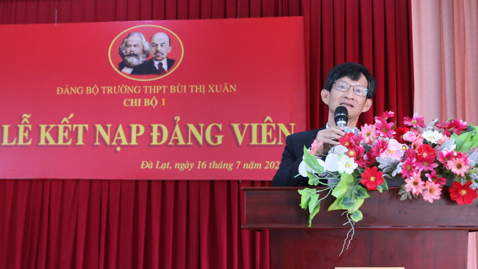 Đồng chí Trịnh Hoài Duy - Bí thư Đảng ủy, Hiệu trưởng Trường THPT Bùi Thị Xuân phát biểu tại lễ kết nạp