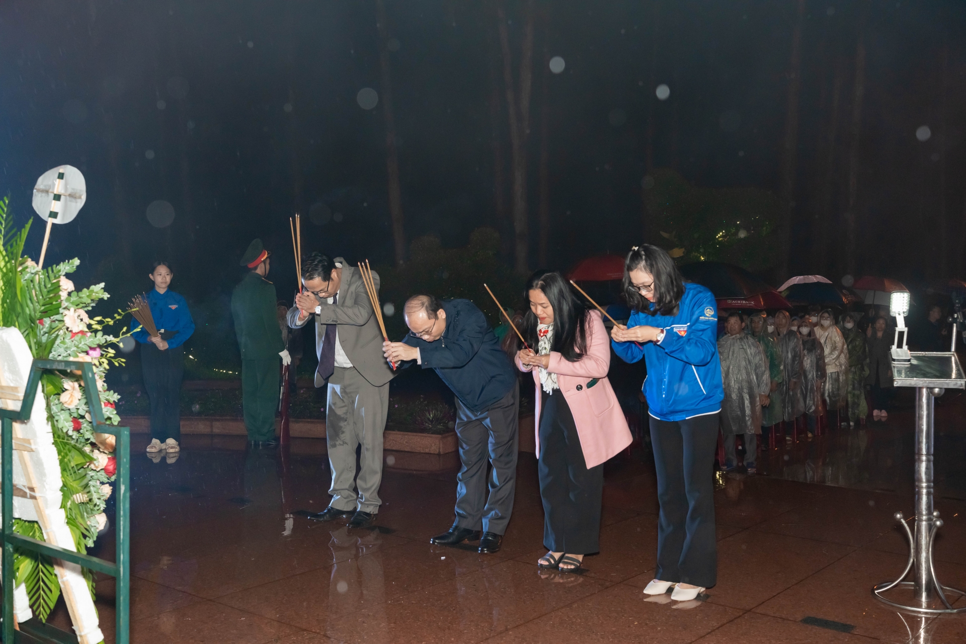 Lãnh đạo huyện Di Linh dâng hoa, thắp nhang tại Đài tưởng niệm