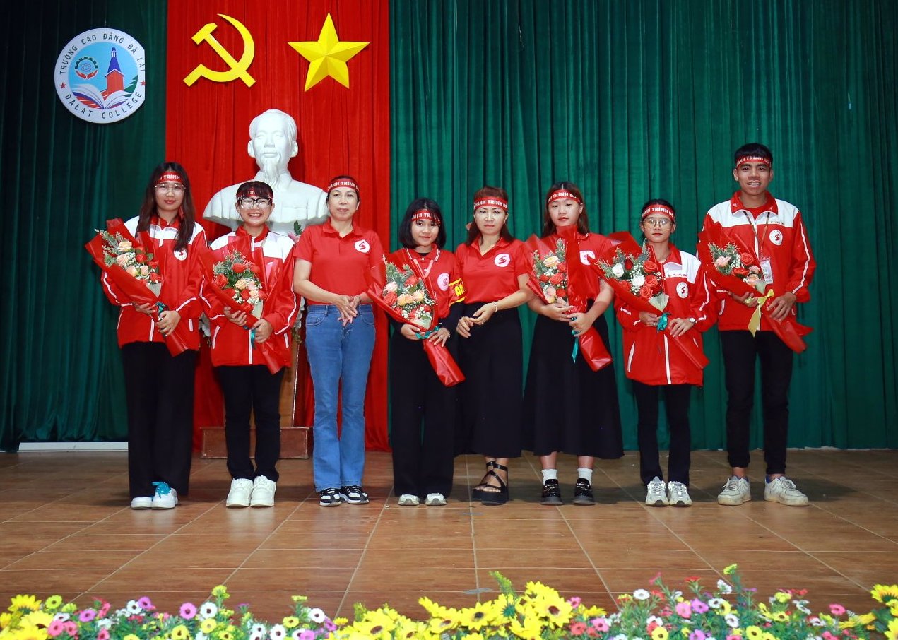 Bà Nguyễn Thị Hà -Phó Chủ tịch Hội Chữ thập đỏ tỉnh Lâm Đồng tặng hoa cho các tình nguyện viên Hành trình đỏ Lâm Đồng năm 2024