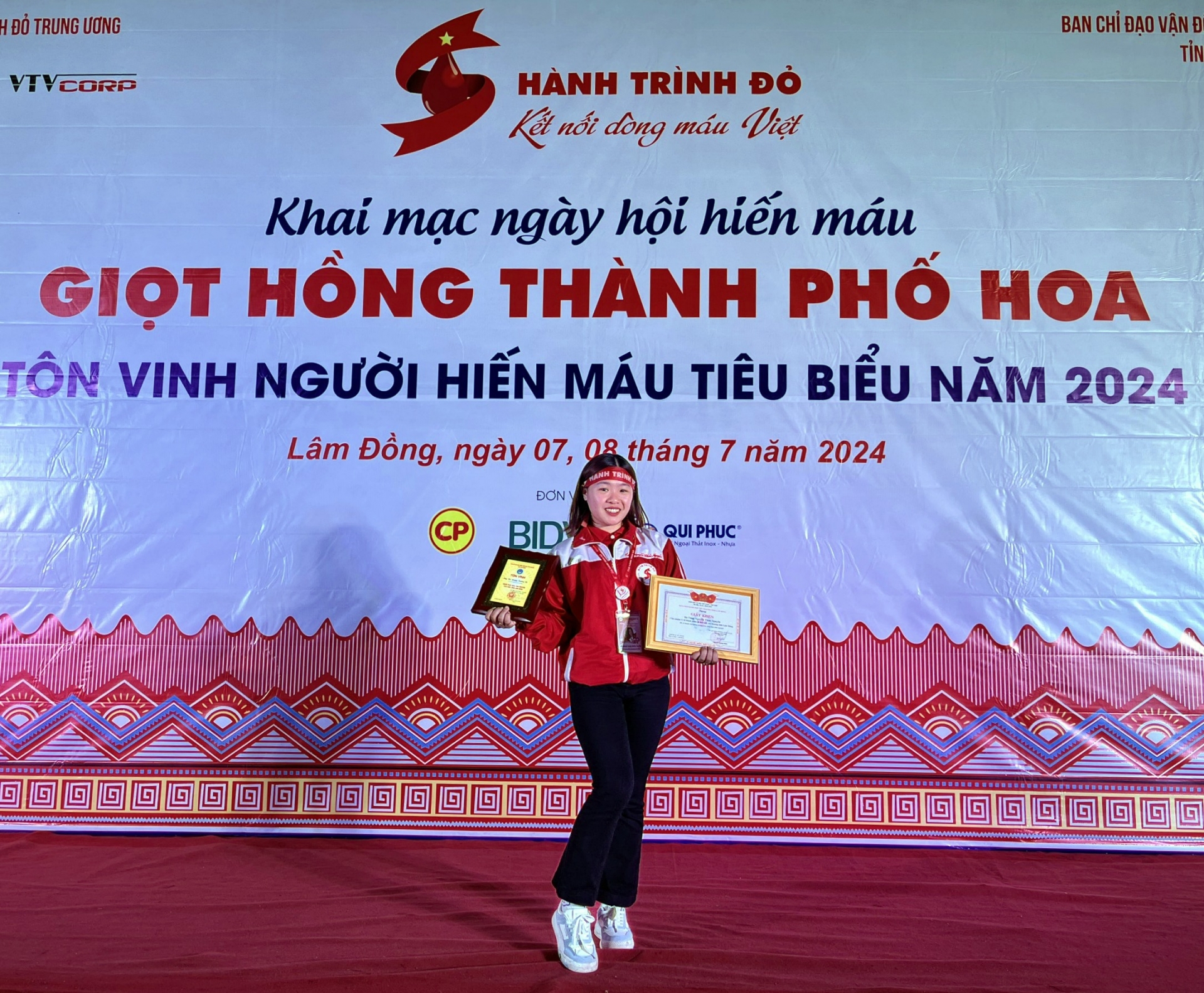 Thủ lĩnh CLB Hành trình đỏ, chị Tăng Nguyễn Thảo Nguyên –Chủ nhiệm CLB Hành trình đỏ -Kết nối yêu thương tỉnh Lâm Đồng được tôn vinh 