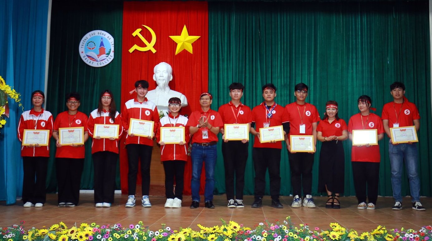 Ông Nguyễn Quang Minh –Chủ tịch Hội Chữ thập đỏ Lâm Đồng trao Giấy khen cho các tình nguyện viên tích cực
