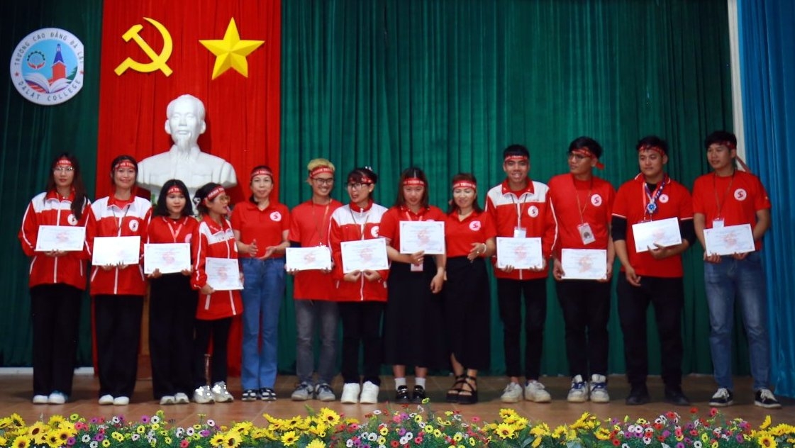 Bà Nguyễn Thị Hà -Phó Chủ tịch Hội Chữ thập đỏ Lâm Đồng trao Chứng nhận cho các tình nguyện viên Hành trình đỏ năm 2024