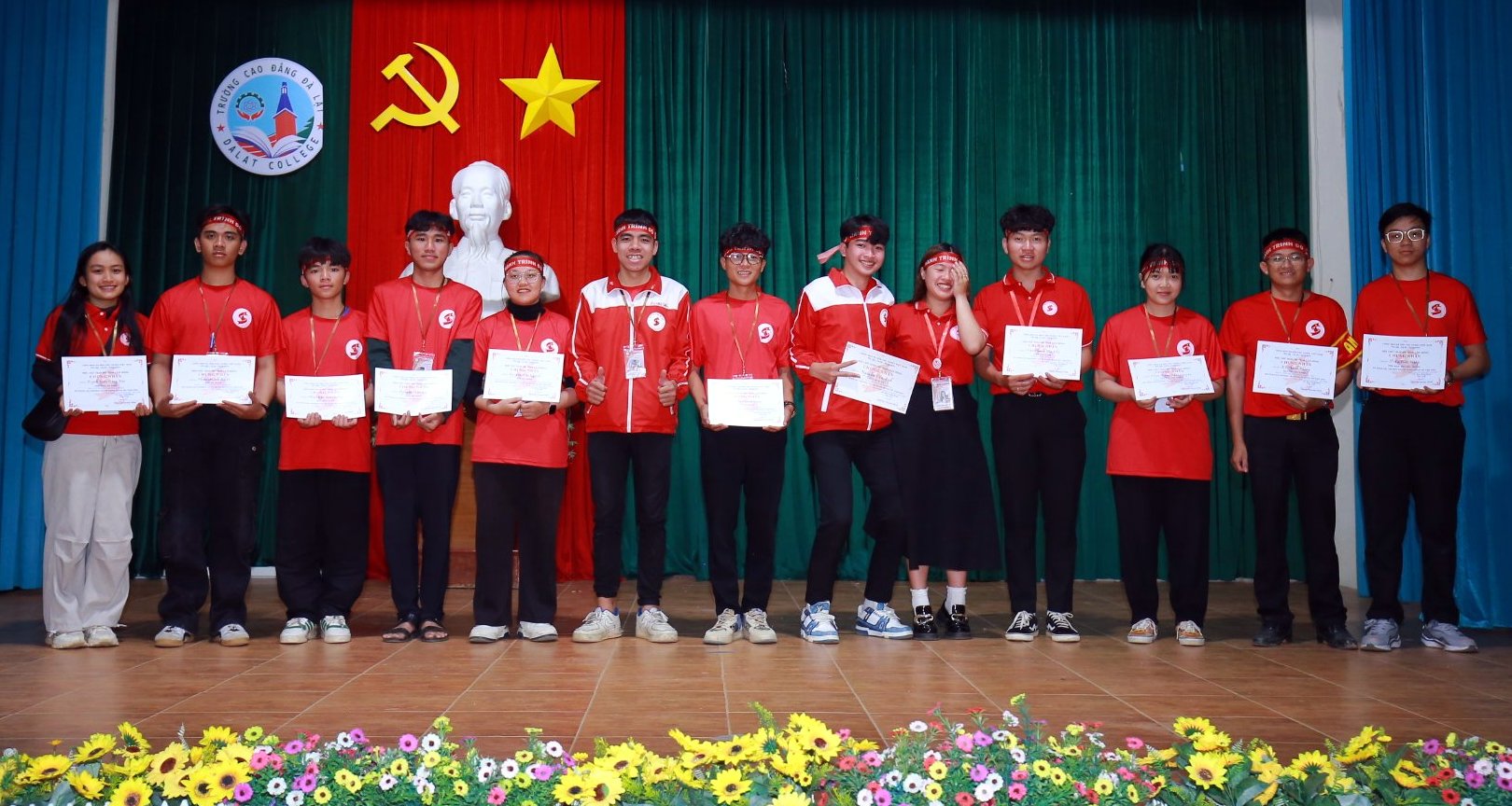 chị Tăng Nguyễn Thảo Nguyên –Chủ nhiệm CLB Hành trình đỏ -Kết nối yêu thương tỉnh Lâm Đồng trao Chứng nhận cho các tình nguyện viên Hành trình đỏ năm 2024