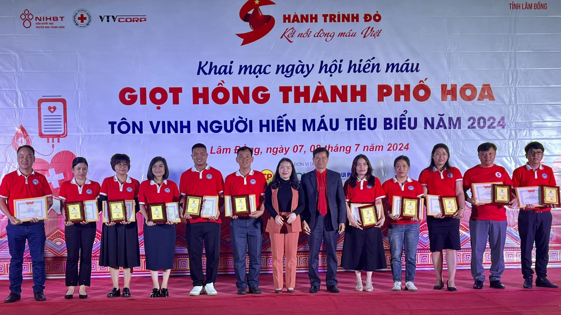 Ban Chỉ đạo Vận động Hiến máu tình nguyện tỉnh Lâm Đồng tặng Giấy khen cho các cá nhân tiêu biểu trong công tác hiến máu nhân đạo