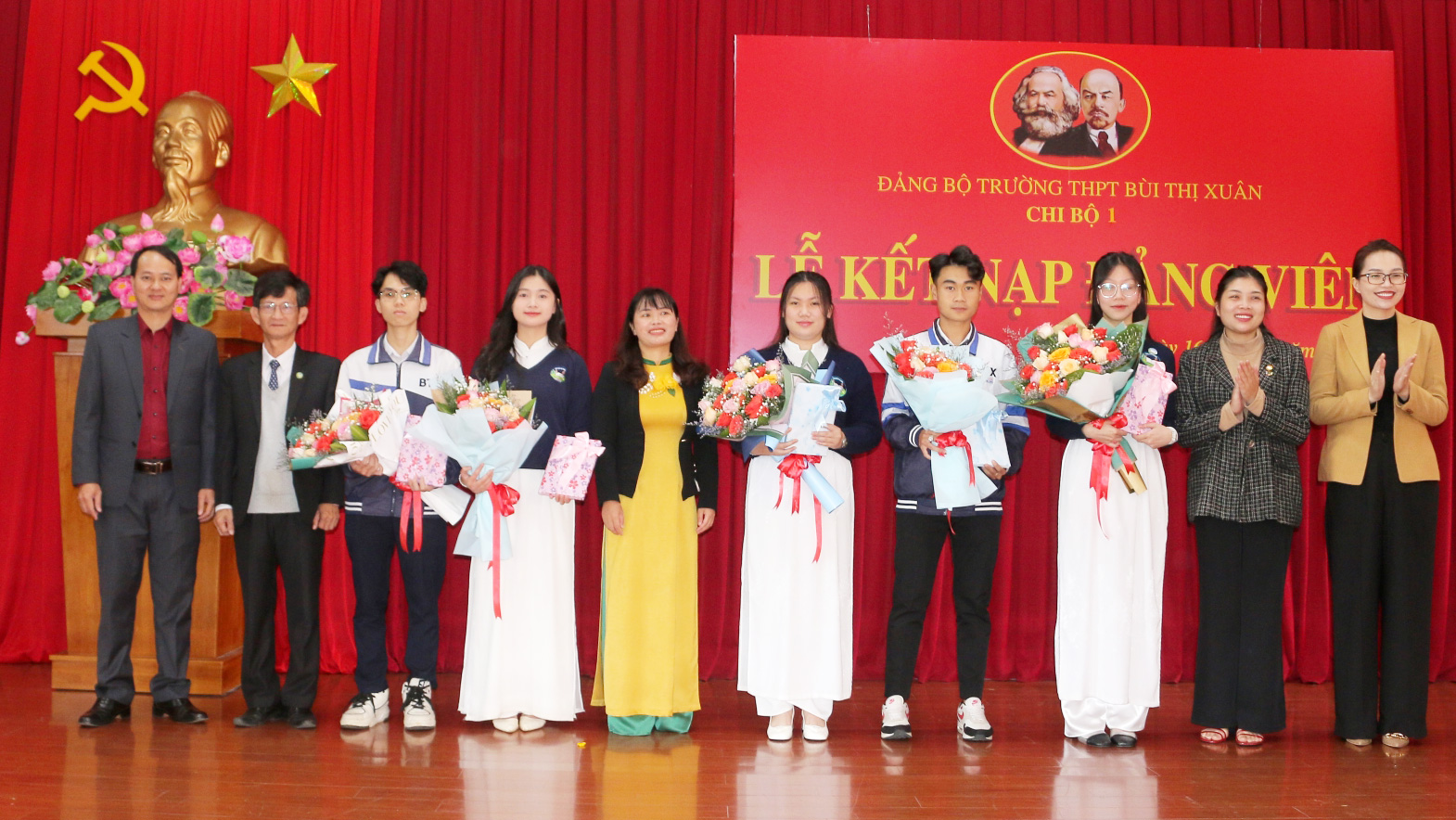 Đại diện Ban Tổ chức, Ban Tuyên giáo Thành ủy Đà Lạt, Thành đoàn Đà Lạt và lãnh đạo Đảng ủy Trường THPT Bùi Thị Xuân tặng hoa chúc mừng các đảng viên mới