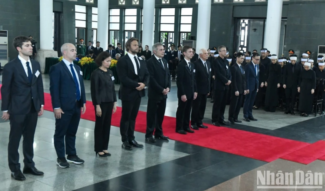 Cũng trong ngày 25/7, đại diện lãnh đạo các nước, các tổ chức quốc tế đã đến viếng và chia buồn cùng gia đình Tổng Bí thư Nguyễn Phú Trọng