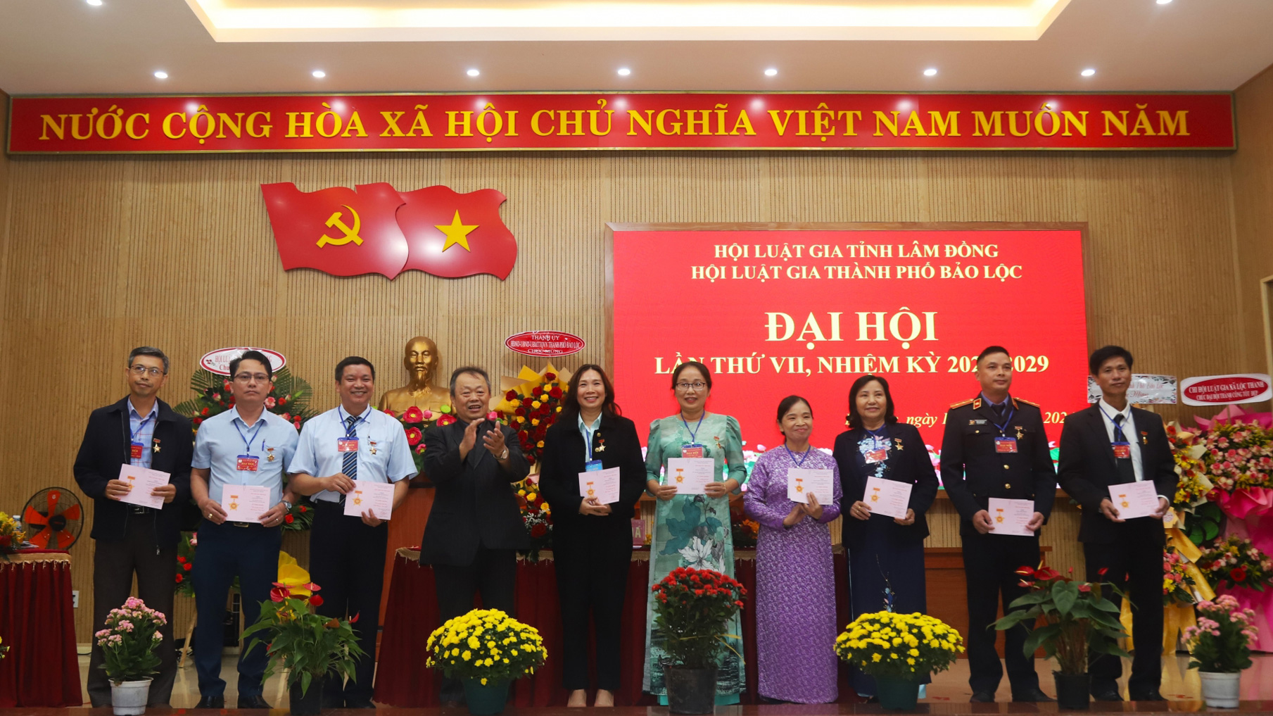 Trao Kỷ niệm chương của Trung ương Hội Luật gia Việt Nam cho các cá nhân