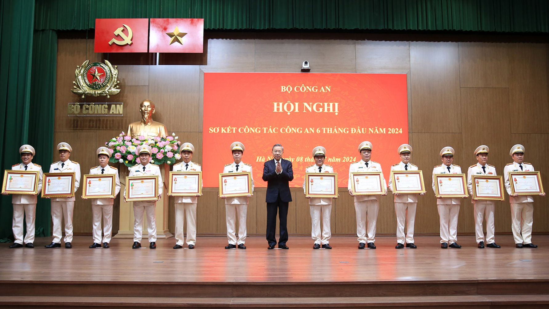 Chủ tịch nước Tô Lâm đã trao Huân chương Chiến công hạng Nhì tặng Công an tỉnh Lâm Đồng