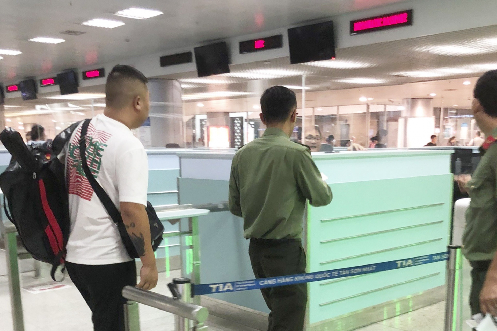 Phòng Quản lý xuất nhập cảnh – Công an tỉnh Lâm Đồng tổ chức trục xuất 02 người nước ngoài vi phạm pháp luật tại Cảng Hàng không quốc tế Tân Sơn Nhất