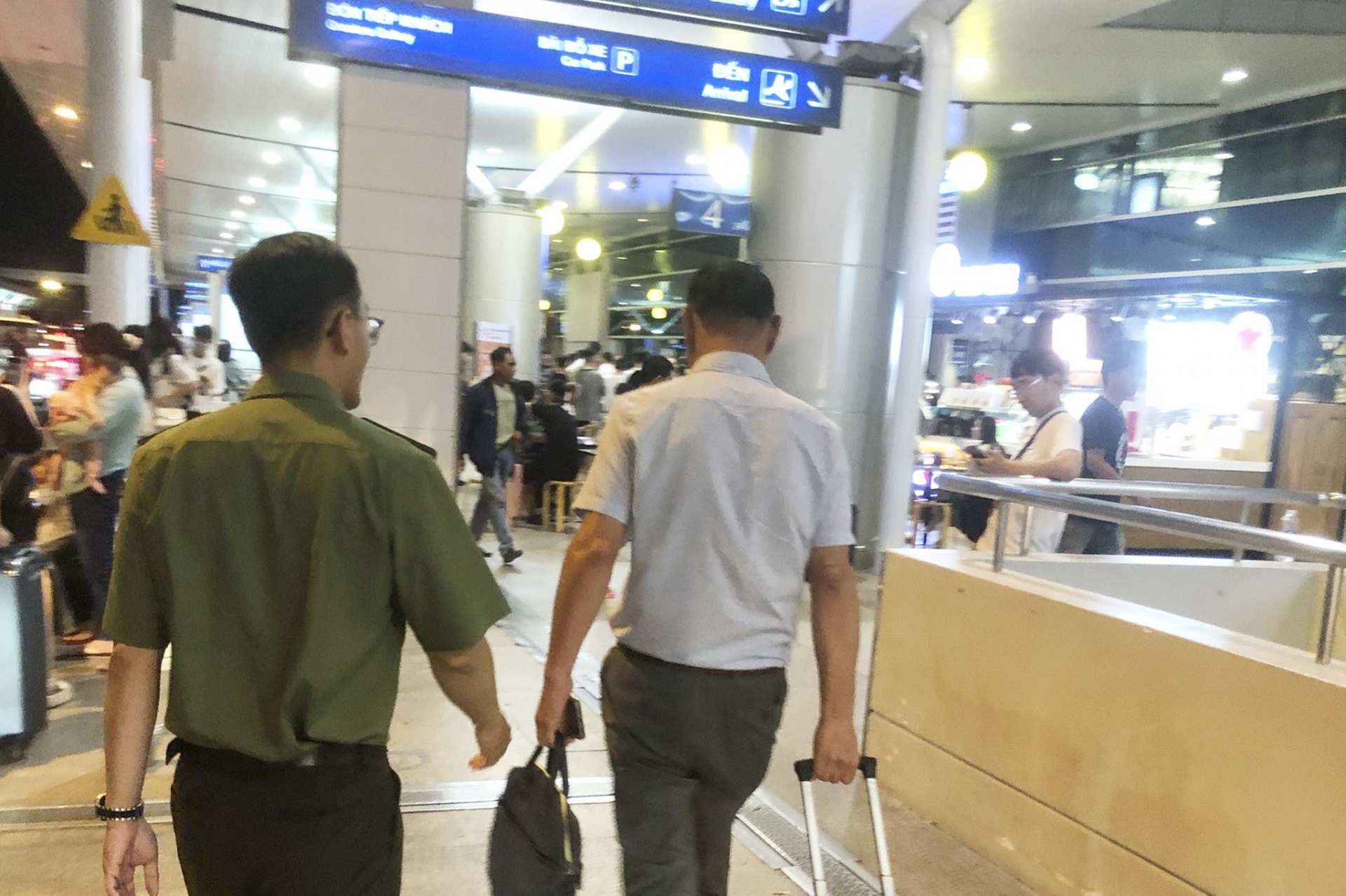 Phòng Quản lý xuất nhập cảnh – Công an tỉnh Lâm Đồng tổ chức trục xuất 02 người nước ngoài vi phạm pháp luật tại Cảng Hàng không quốc tế Tân Sơn Nhất