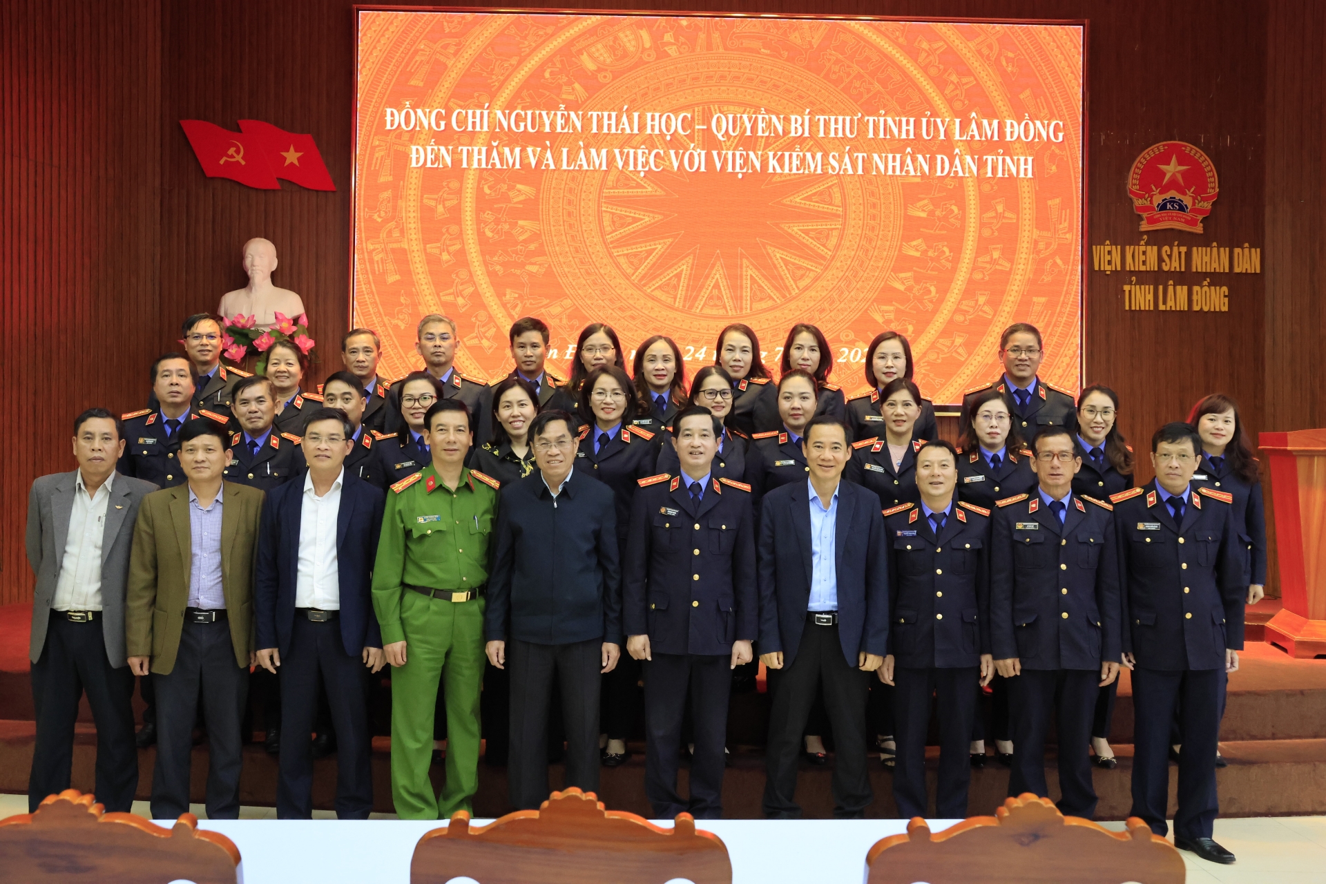Cán bộ Viện Kiểm sát chụp hình lưu niệm cùng đồng chí quyền Bí thư Tỉnh ủy Lâm Đồng